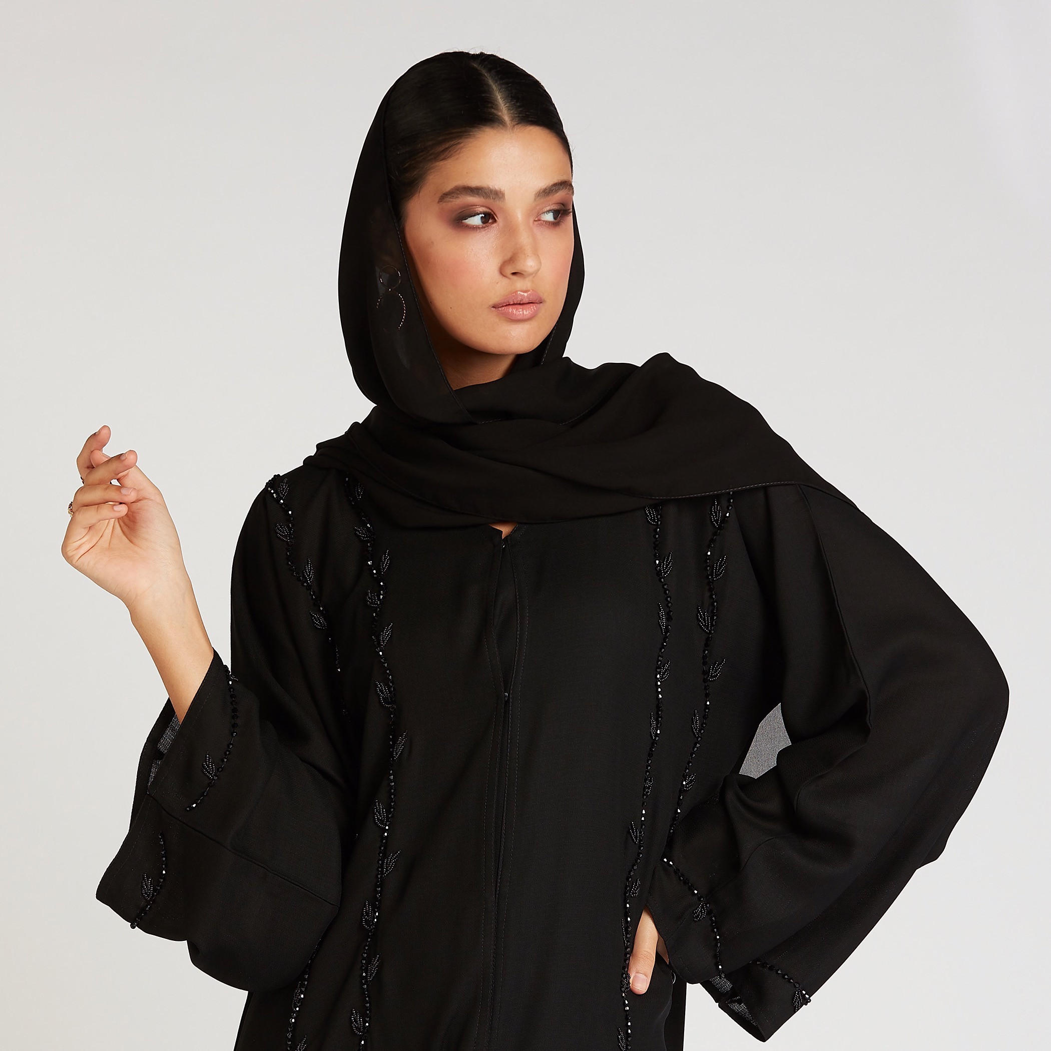 عباية مزيّنة بياقة V وأكمام واسعة-women-arabicclothing-abayas-image-5