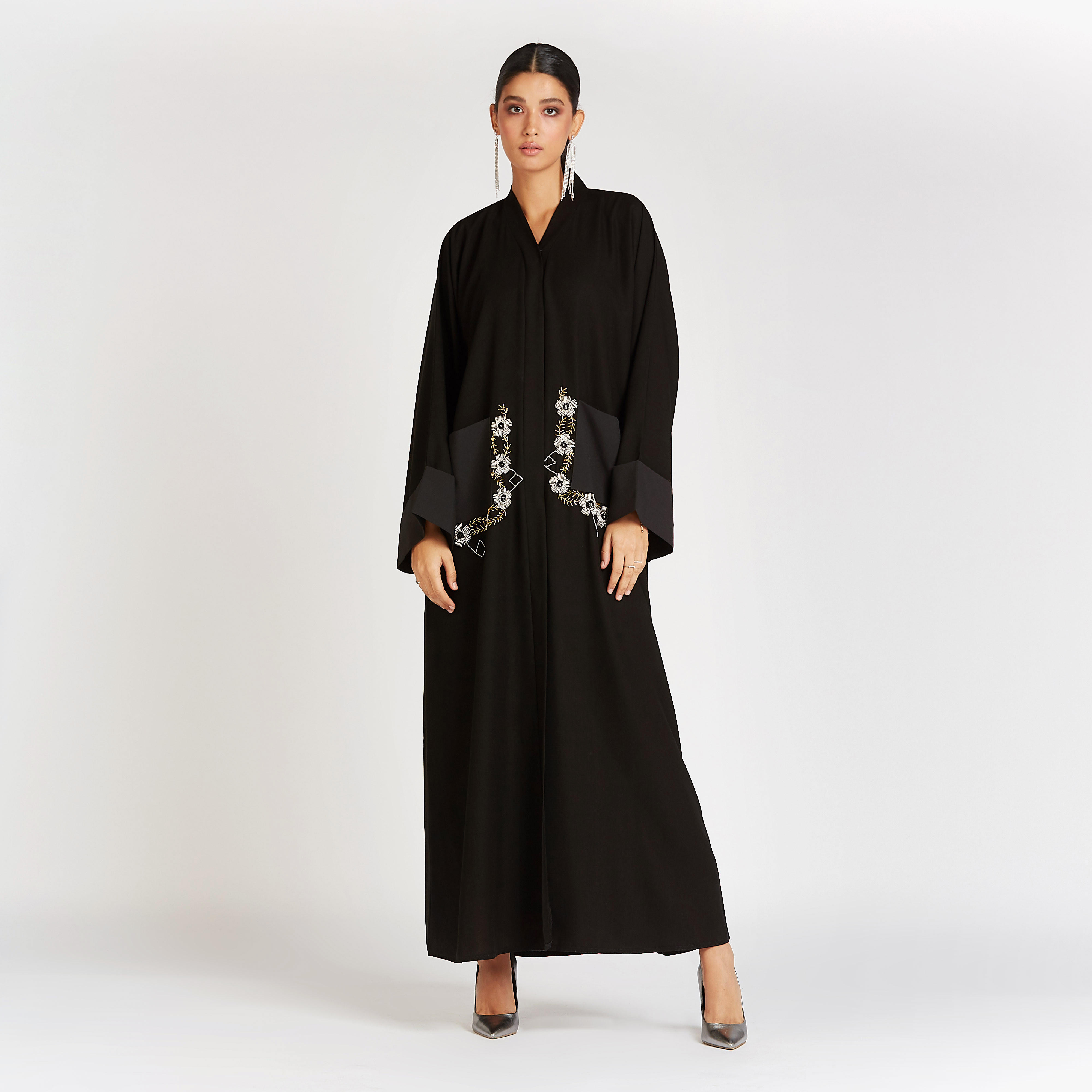 عباية سادة بأكمام طويلة وتفاصيل جيب مزخرفة-women-arabicclothing-abayas-image-1