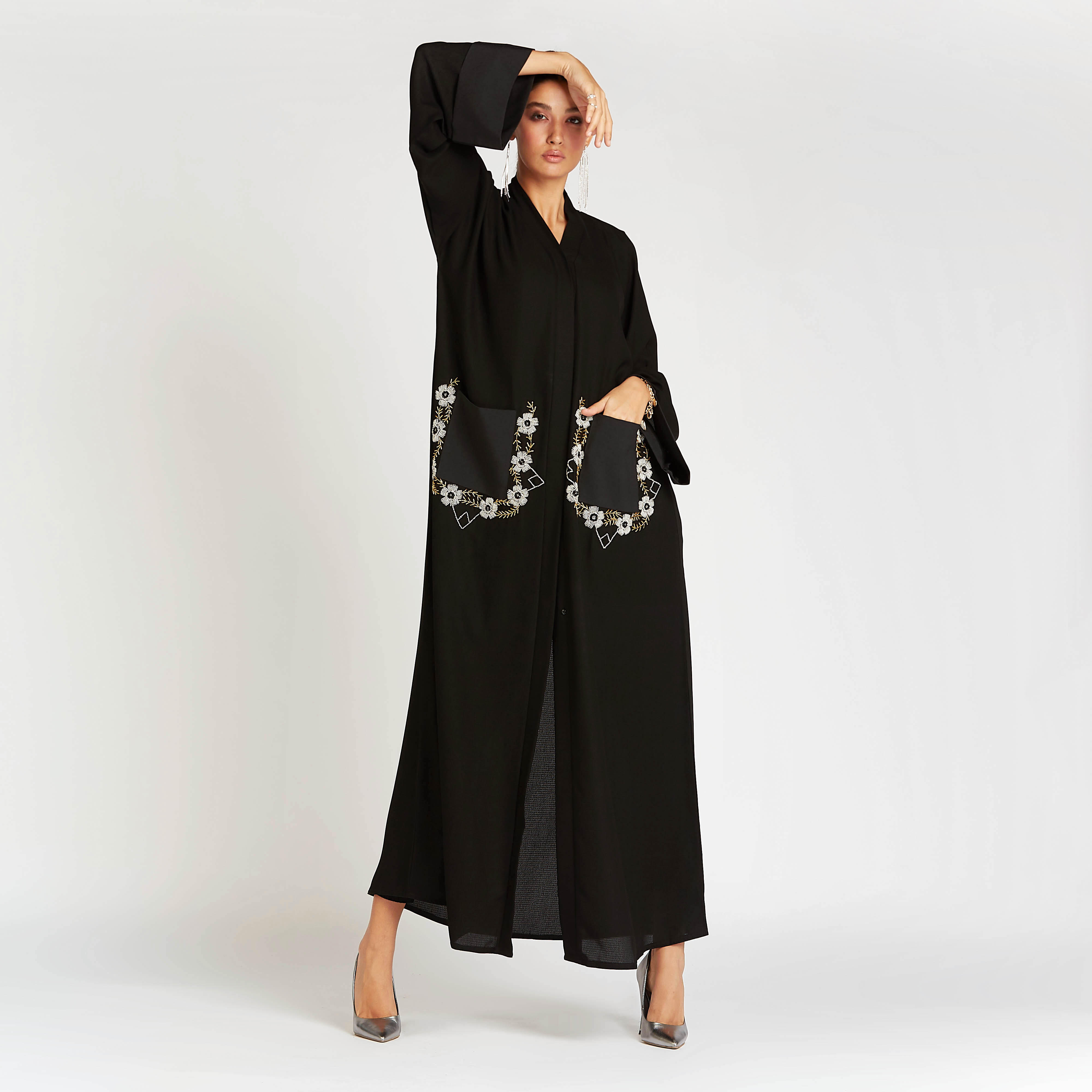 عباية سادة بأكمام طويلة وتفاصيل جيب مزخرفة-women-arabicclothing-abayas-image-2
