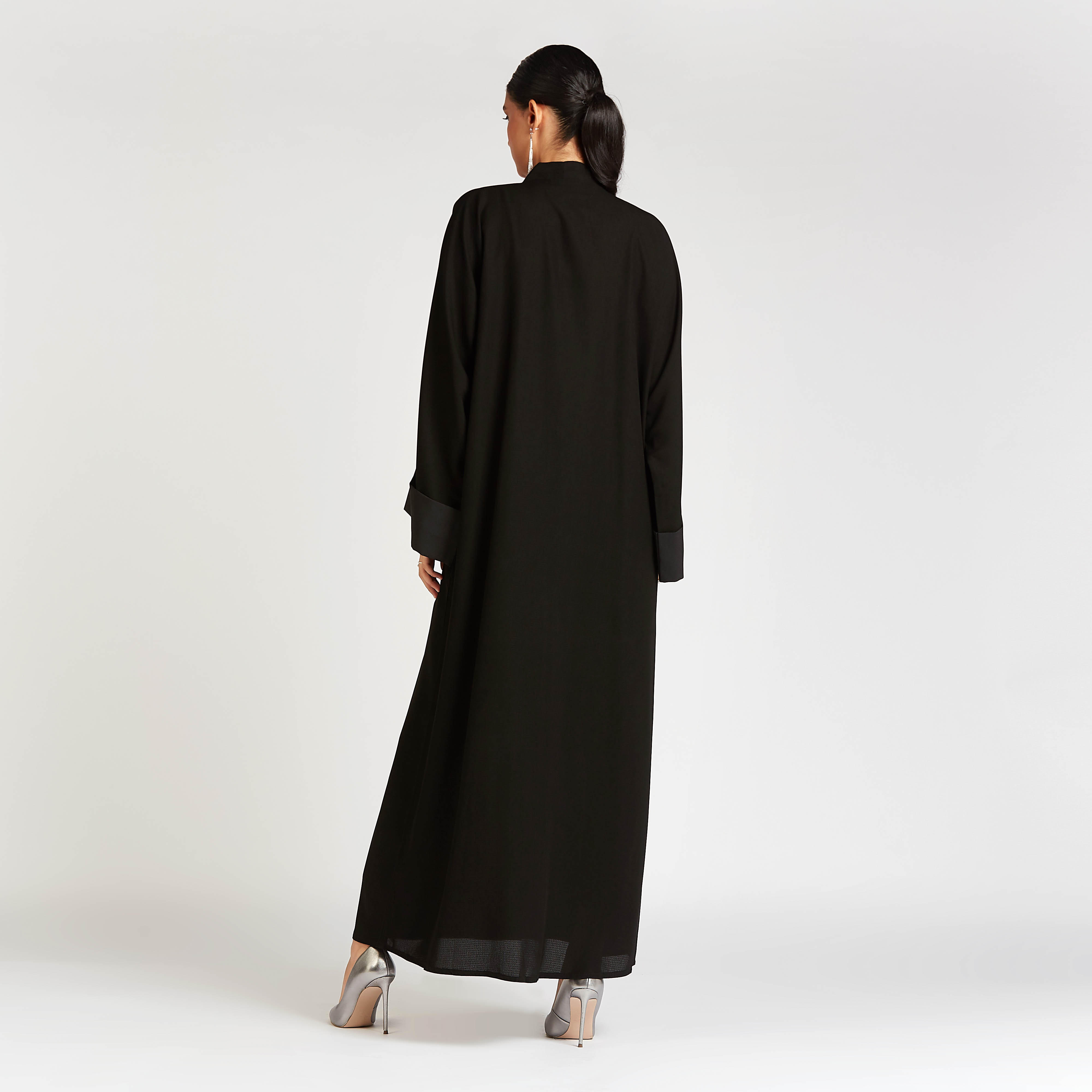 عباية سادة بأكمام طويلة وتفاصيل جيب مزخرفة-women-arabicclothing-abayas-image-3