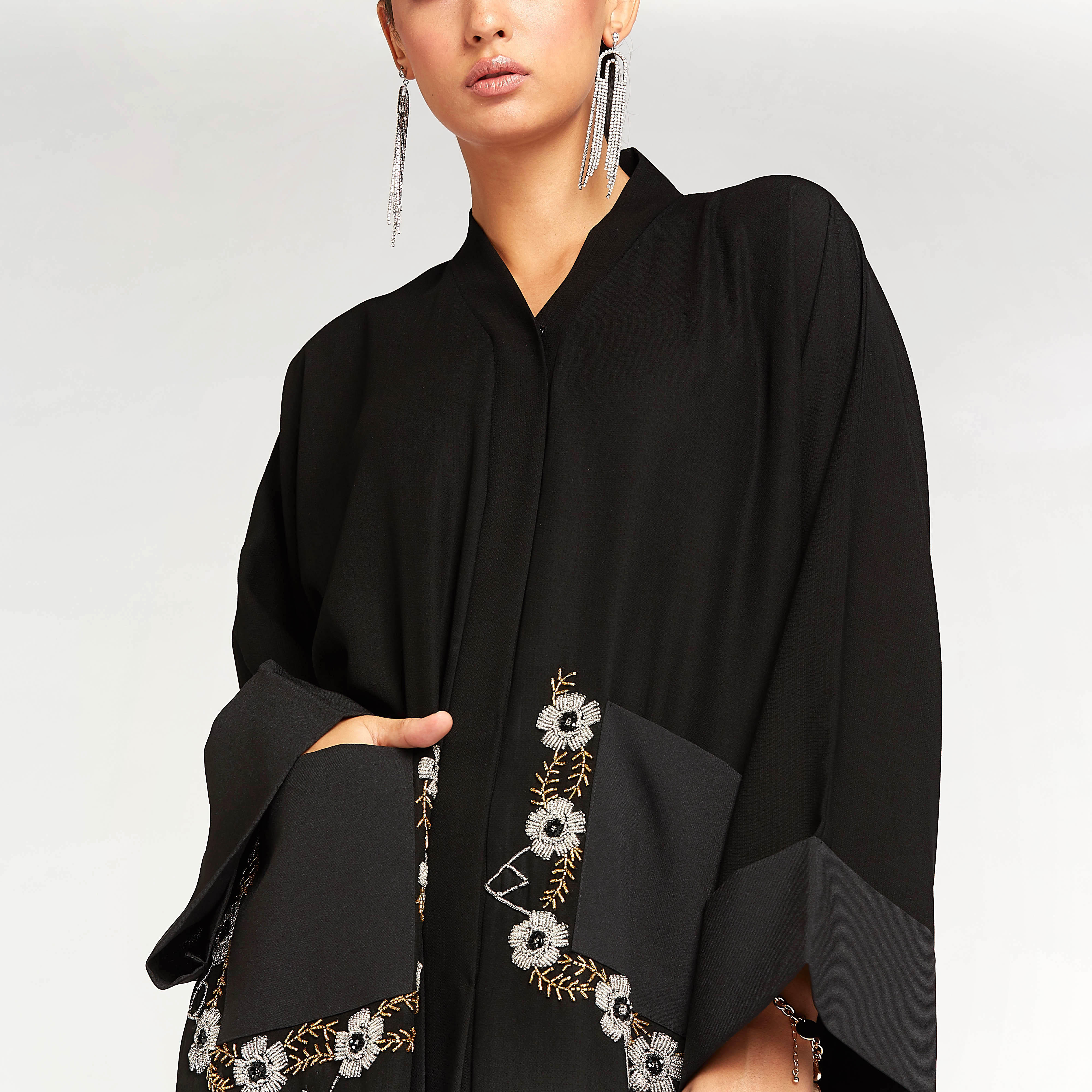 عباية سادة بأكمام طويلة وتفاصيل جيب مزخرفة-women-arabicclothing-abayas-image-4