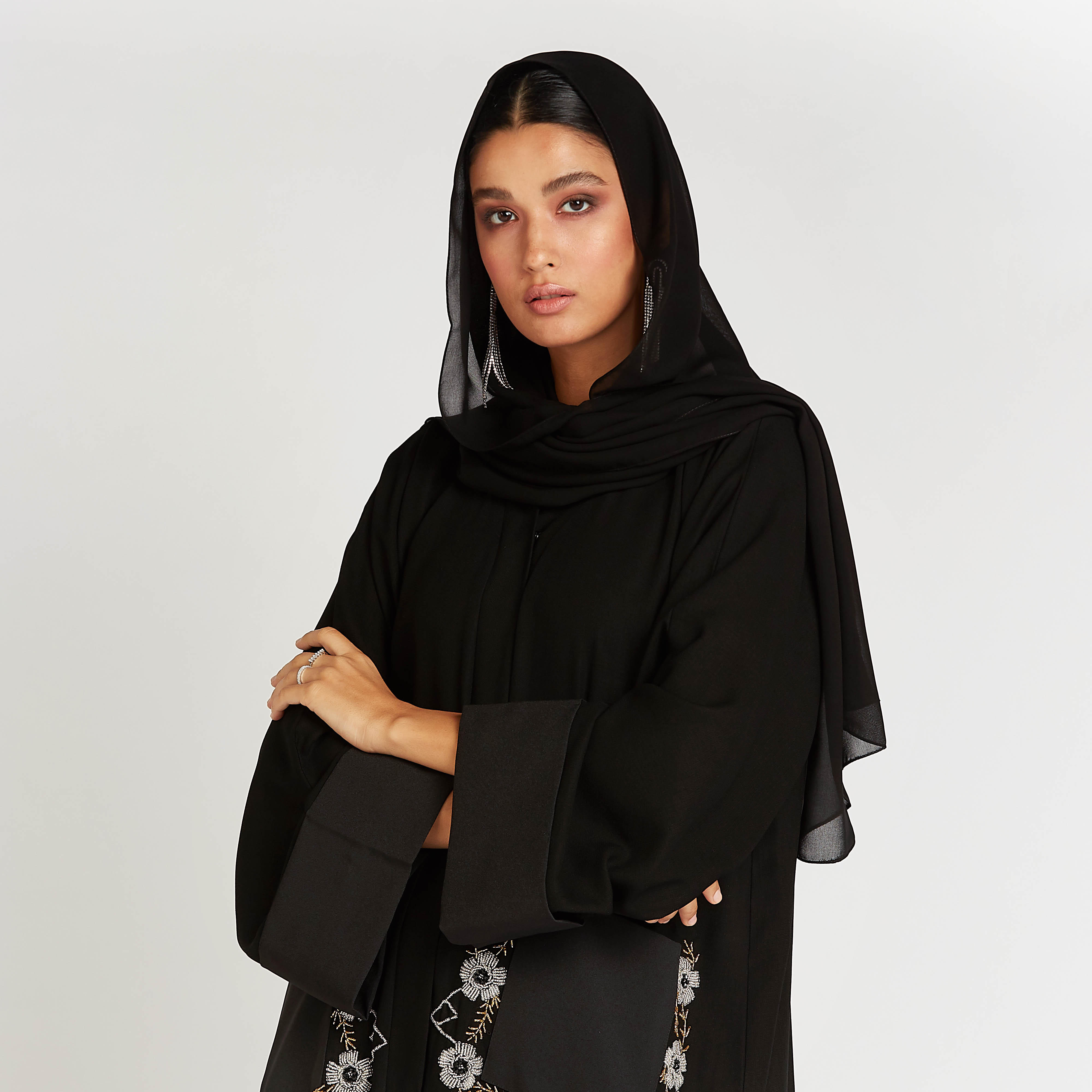 عباية سادة بأكمام طويلة وتفاصيل جيب مزخرفة-women-arabicclothing-abayas-image-5