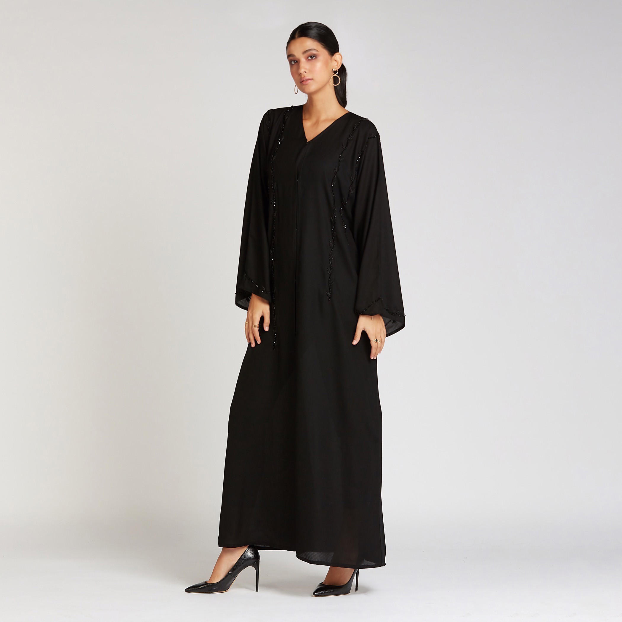 عباية مزيّنة بأكمام واسعة وتفاصيل جيوب-women-arabicclothing-abayas-image-1