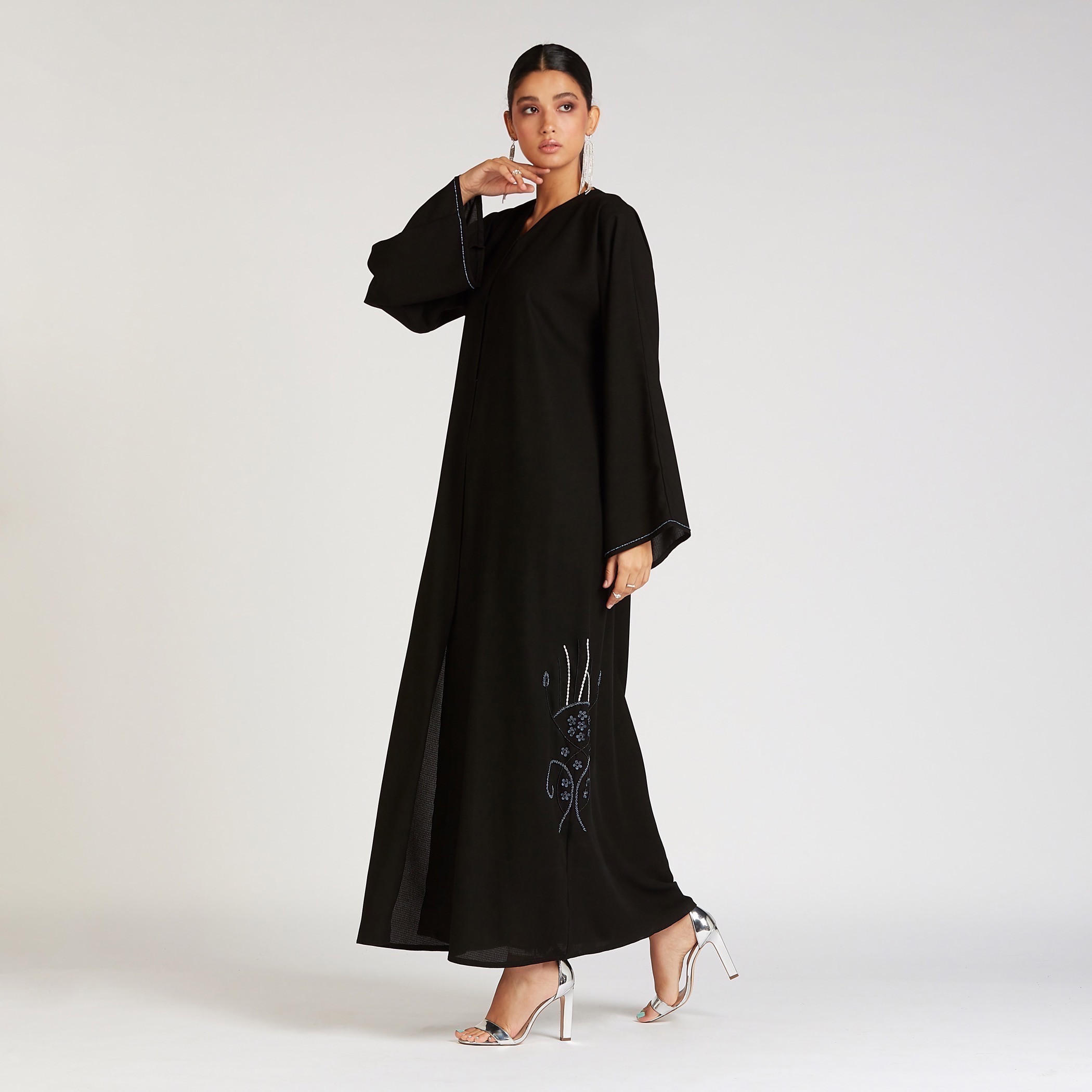 عباية مزيّنة بياقة V وأكمام واسعة-women-arabicclothing-abayas-image-1