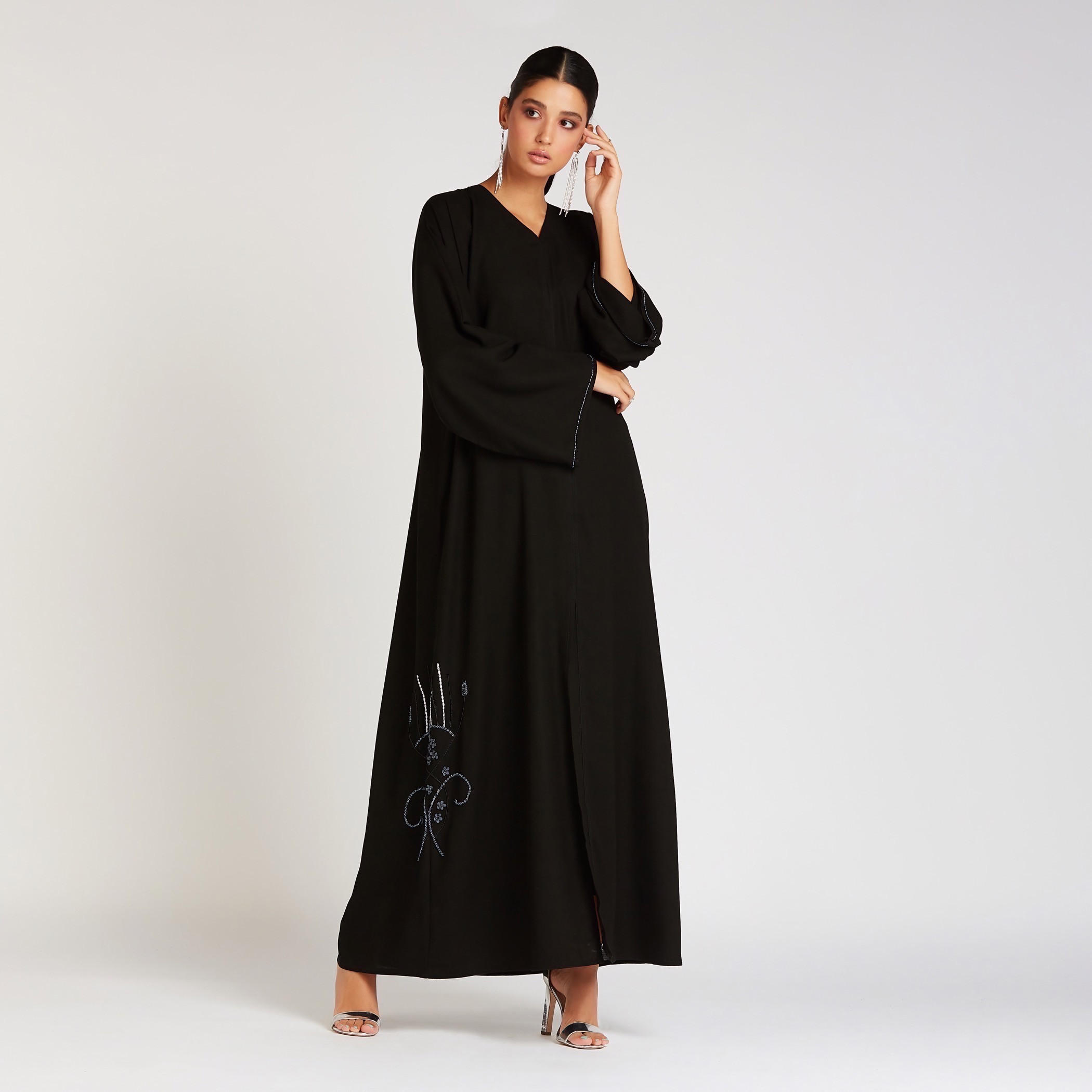 عباية مزيّنة بياقة V وأكمام واسعة-women-arabicclothing-abayas-image-2