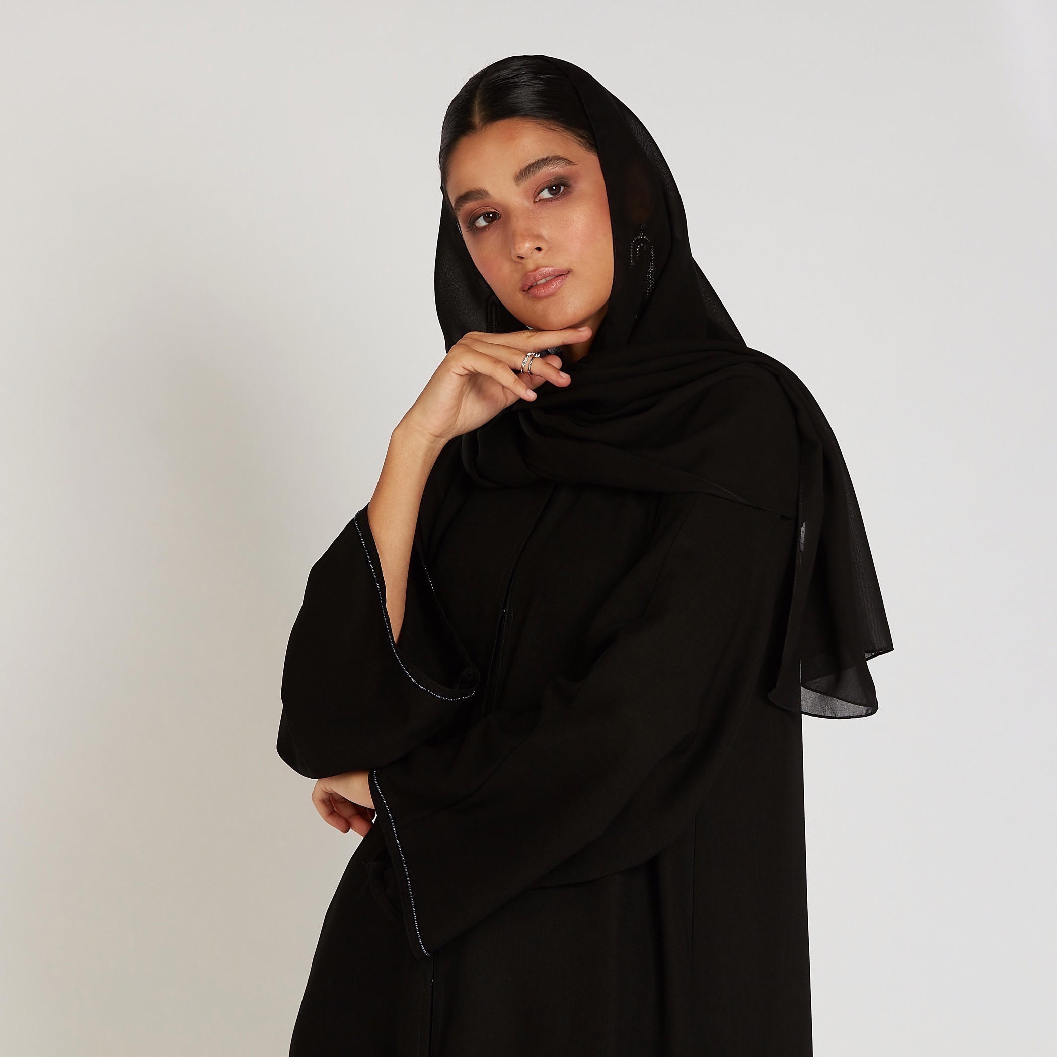 عباية مزيّنة بياقة V وأكمام واسعة-women-arabicclothing-abayas-image-3
