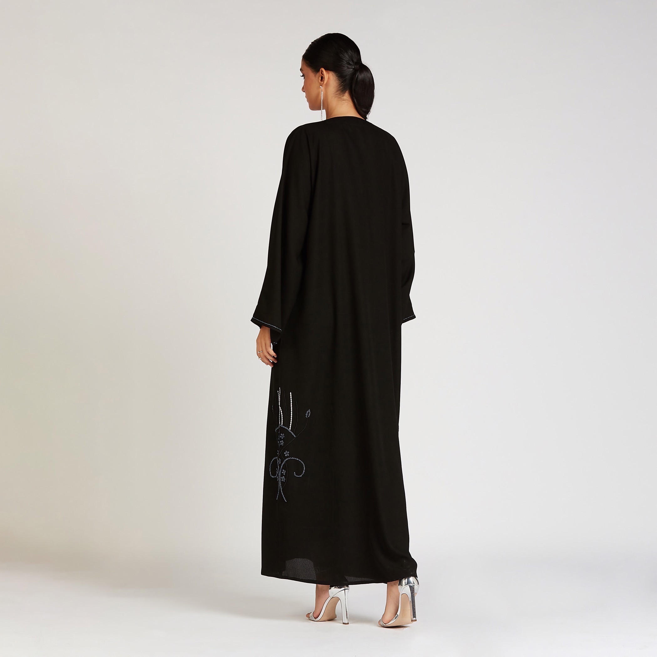 عباية مزيّنة بياقة V وأكمام واسعة-women-arabicclothing-abayas-image-4