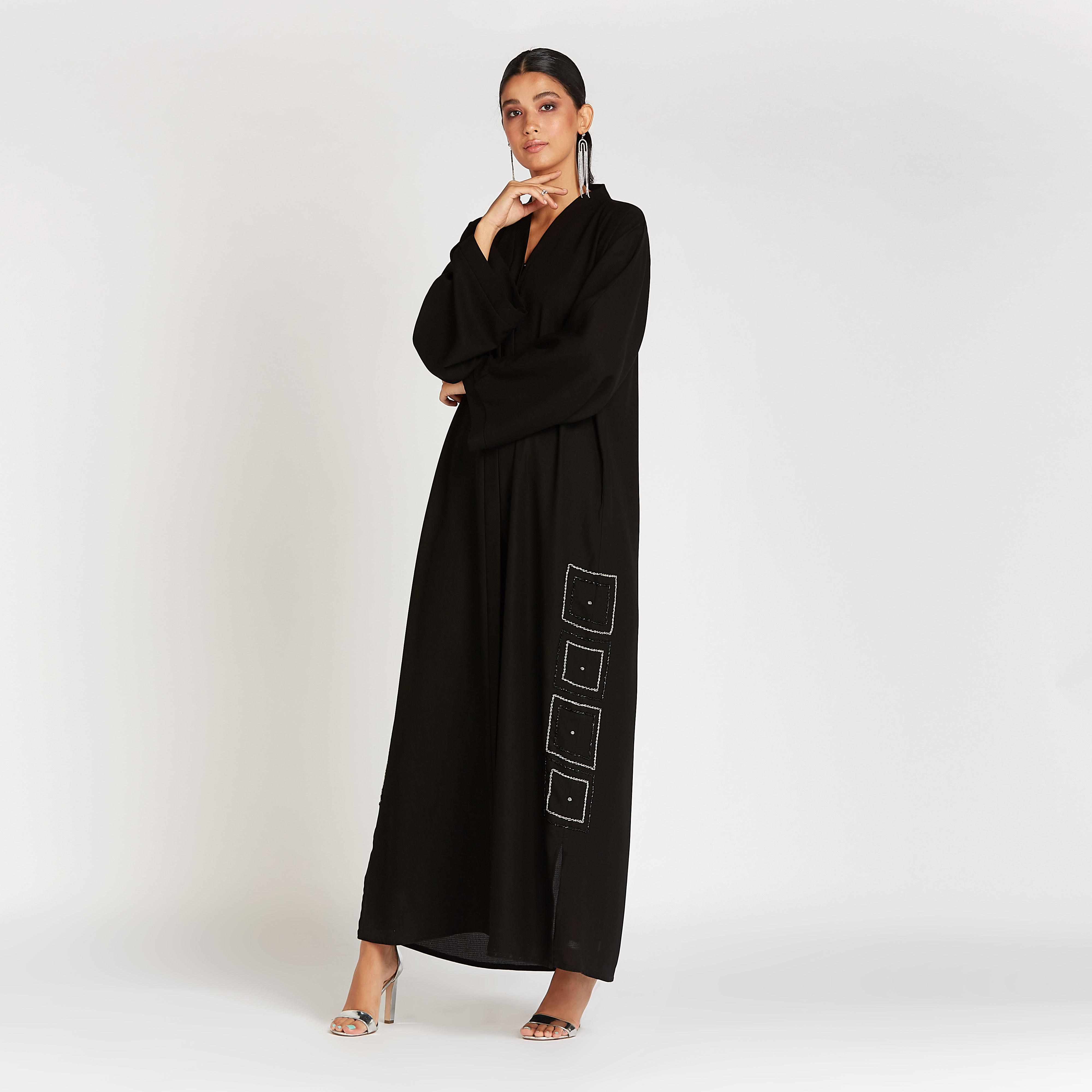 عباية مزيّنة بياقة V وأكمام واسعة-women-arabicclothing-abayas-image-2