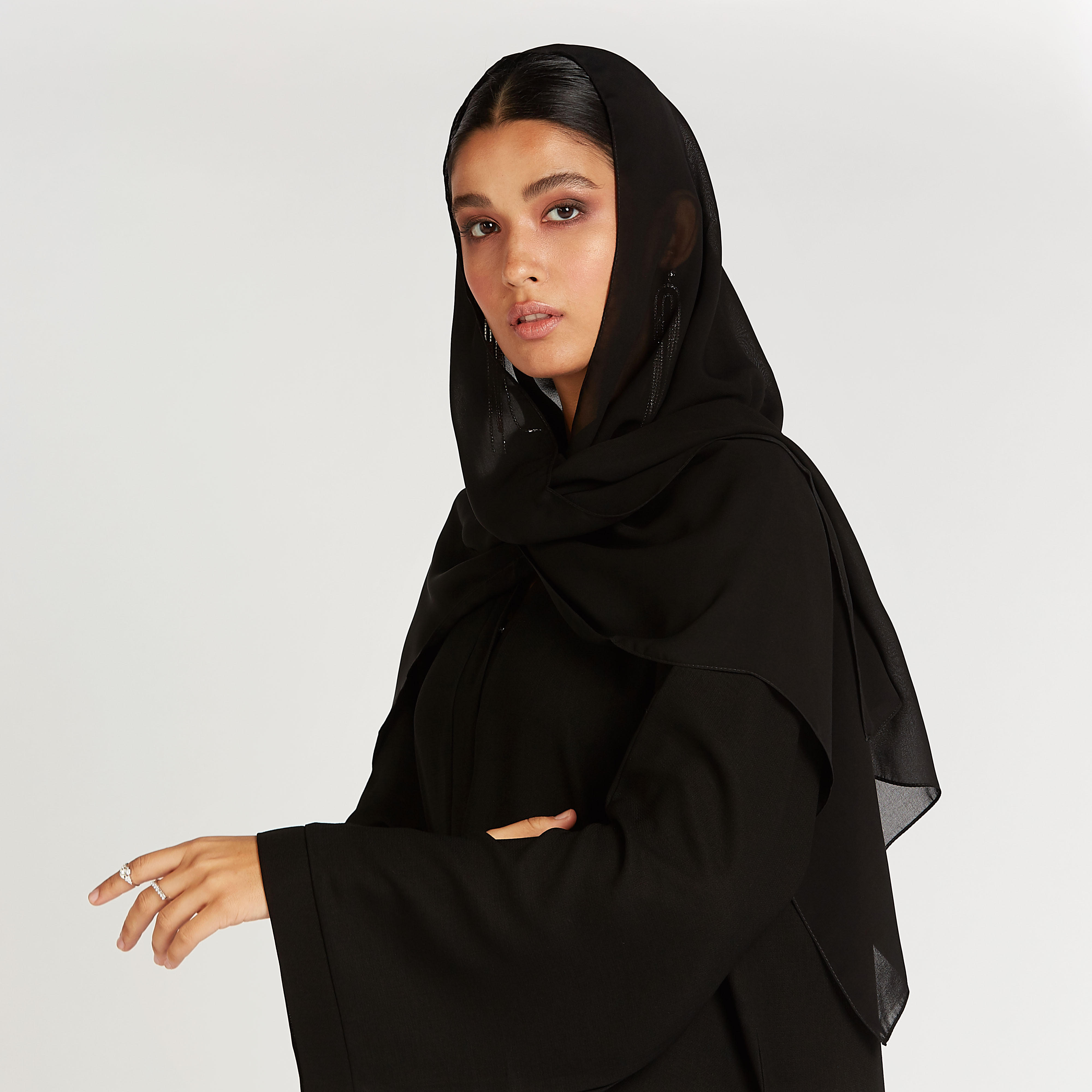 عباية مزيّنة بياقة V وأكمام واسعة-women-arabicclothing-abayas-image-5