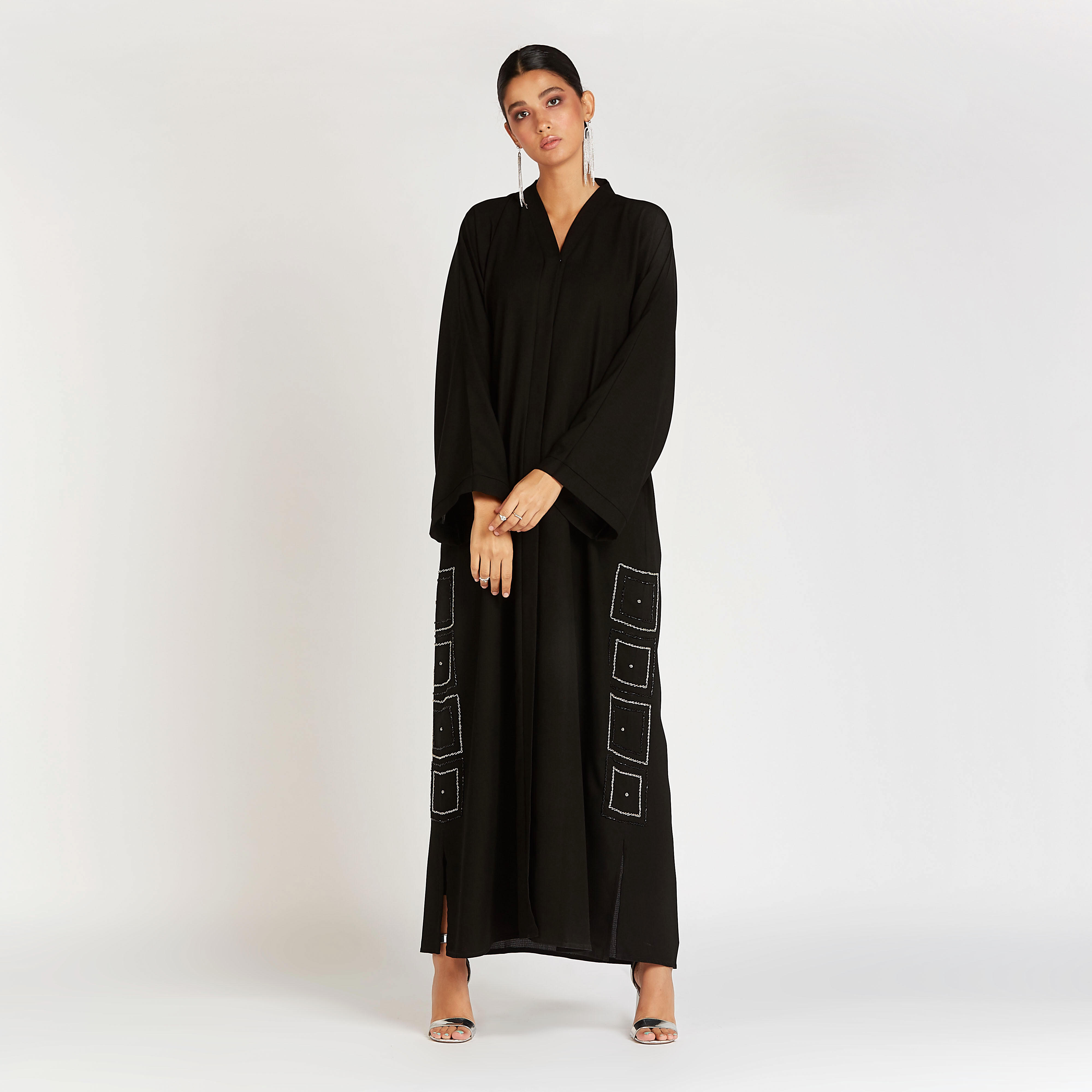 عباية مزيّنة بياقة V وأكمام واسعة-women-arabicclothing-abayas-image-6