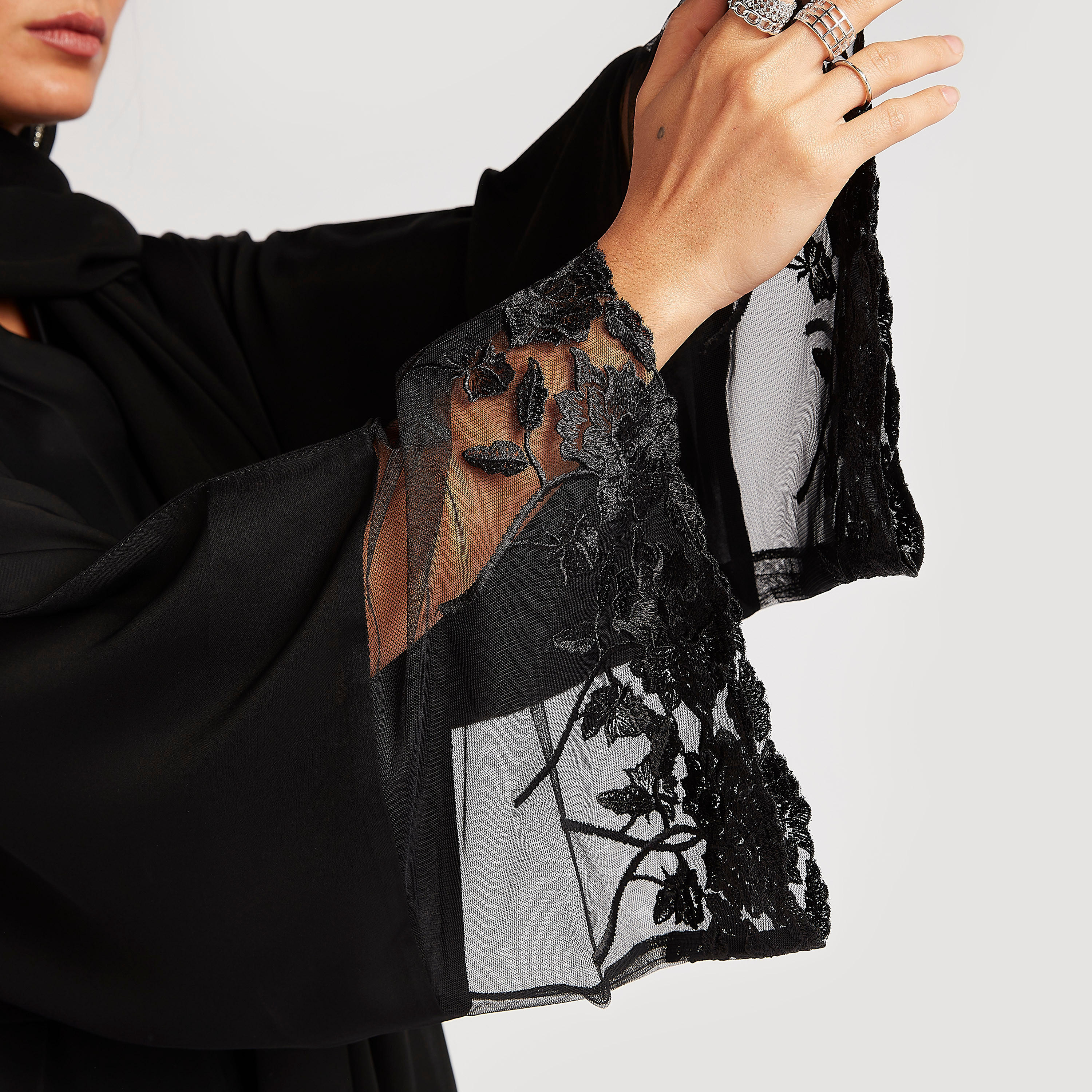 عباية مطرزة بجيوب وحزام رباط-women-arabicclothing-abayas-image-3