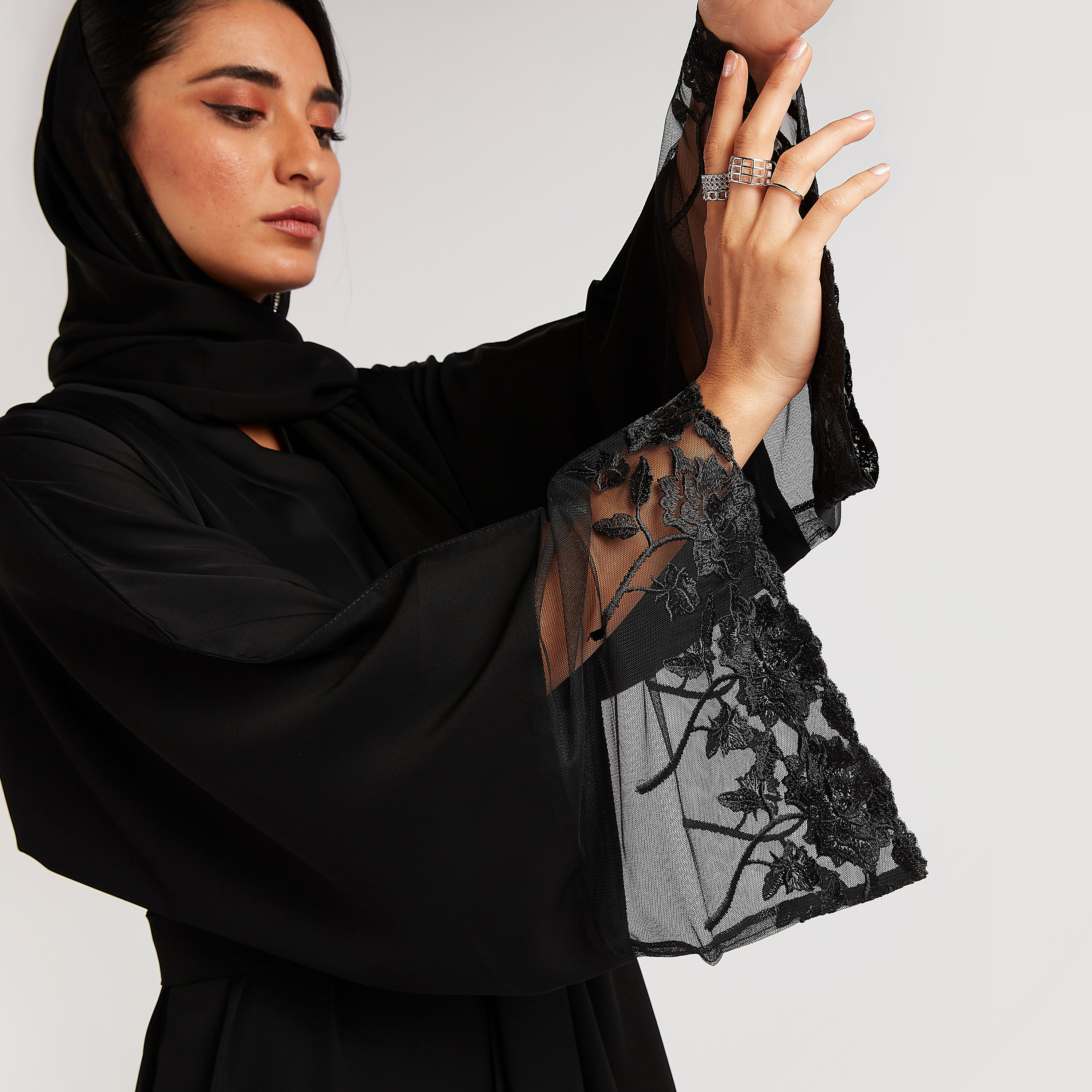 عباية مطرزة بجيوب وحزام رباط-women-arabicclothing-abayas-image-8