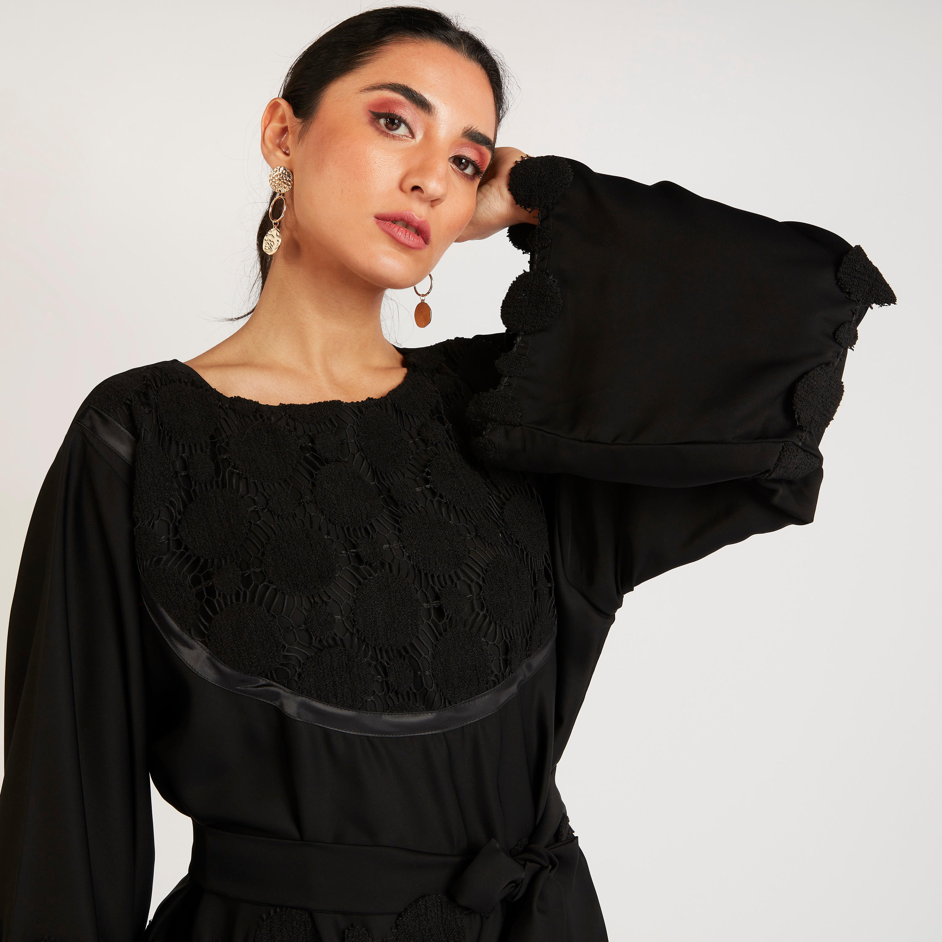 عباية إيه لاين بتفاصيل دانتيل وحزام رباط من عبايات-women-arabicclothing-abayas-image-2