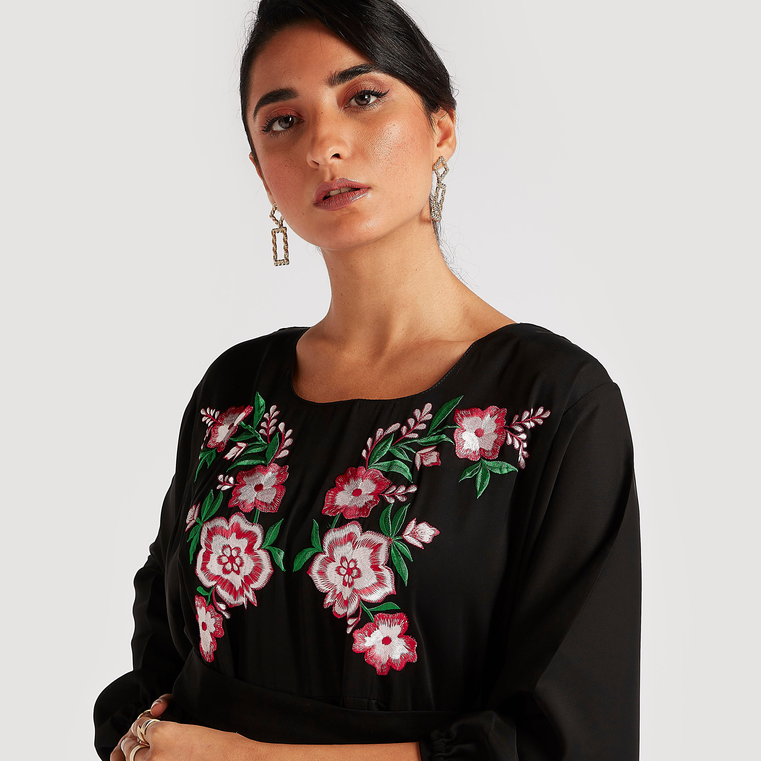 عباية مطرزة بالزهور بياقة مستديرة وحزام رباط-women-arabicclothing-abayas-image-2