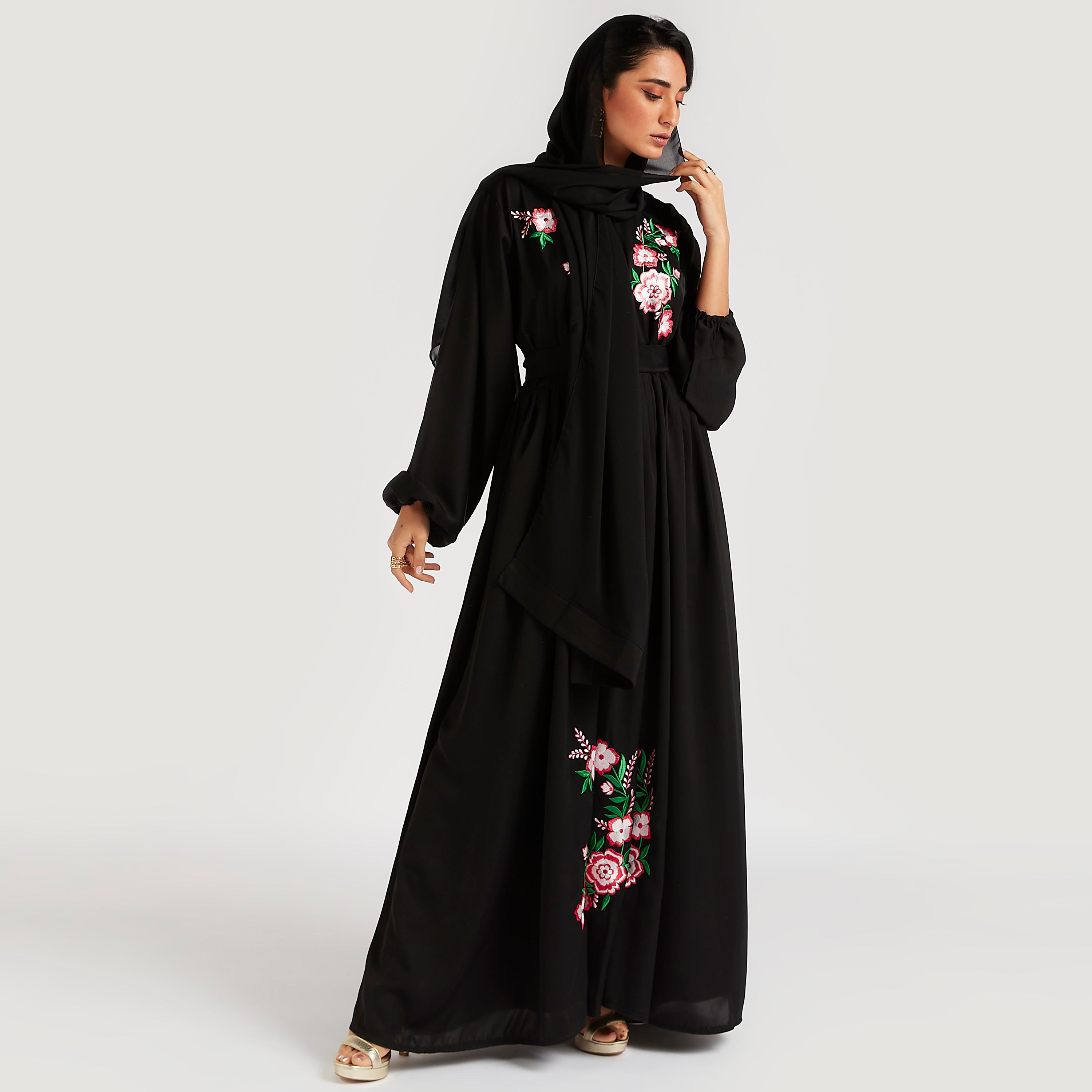 عباية مطرزة بالزهور بياقة مستديرة وحزام رباط-women-arabicclothing-abayas-image-3