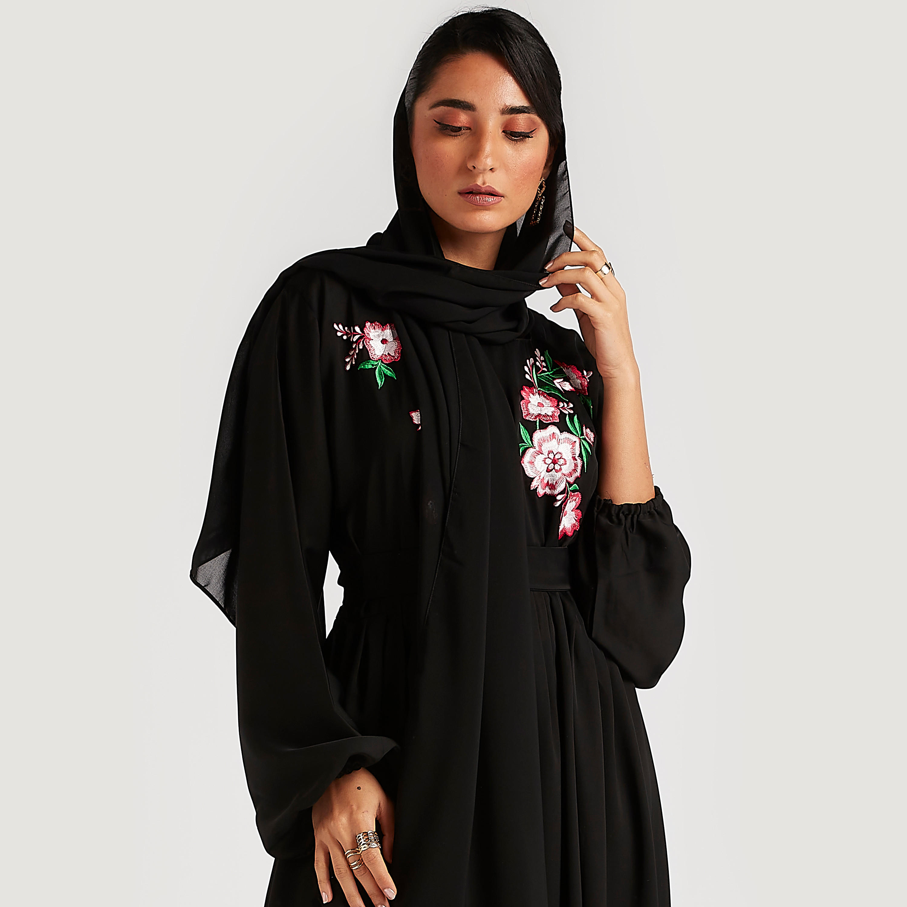 عباية مطرزة بالزهور بياقة مستديرة وحزام رباط-women-arabicclothing-abayas-image-5