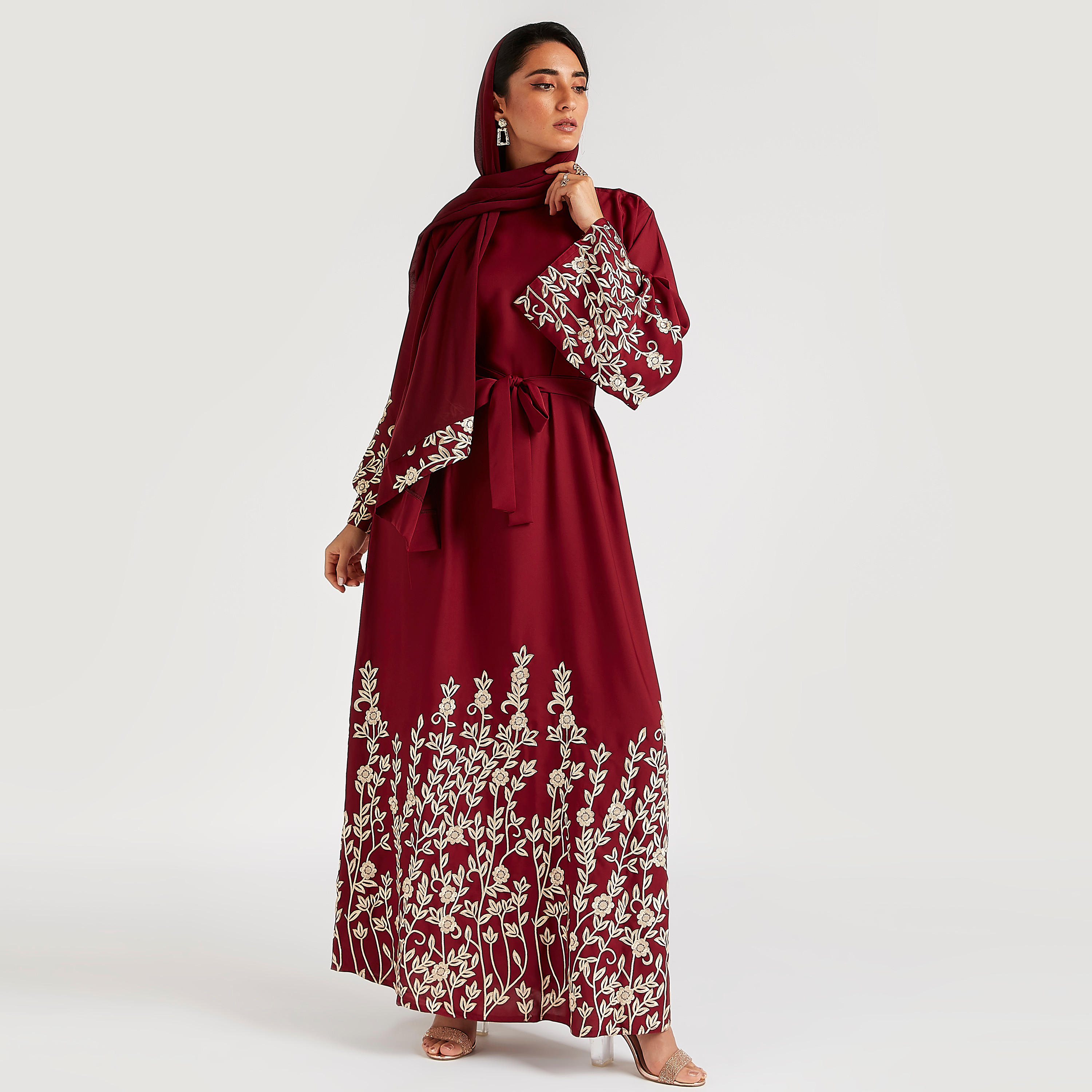 عباية إيه لاين طويلة بتفاصيل مطرّزة وأكمام طويلة من عبايات-women-arabicclothing-abayas-image-1