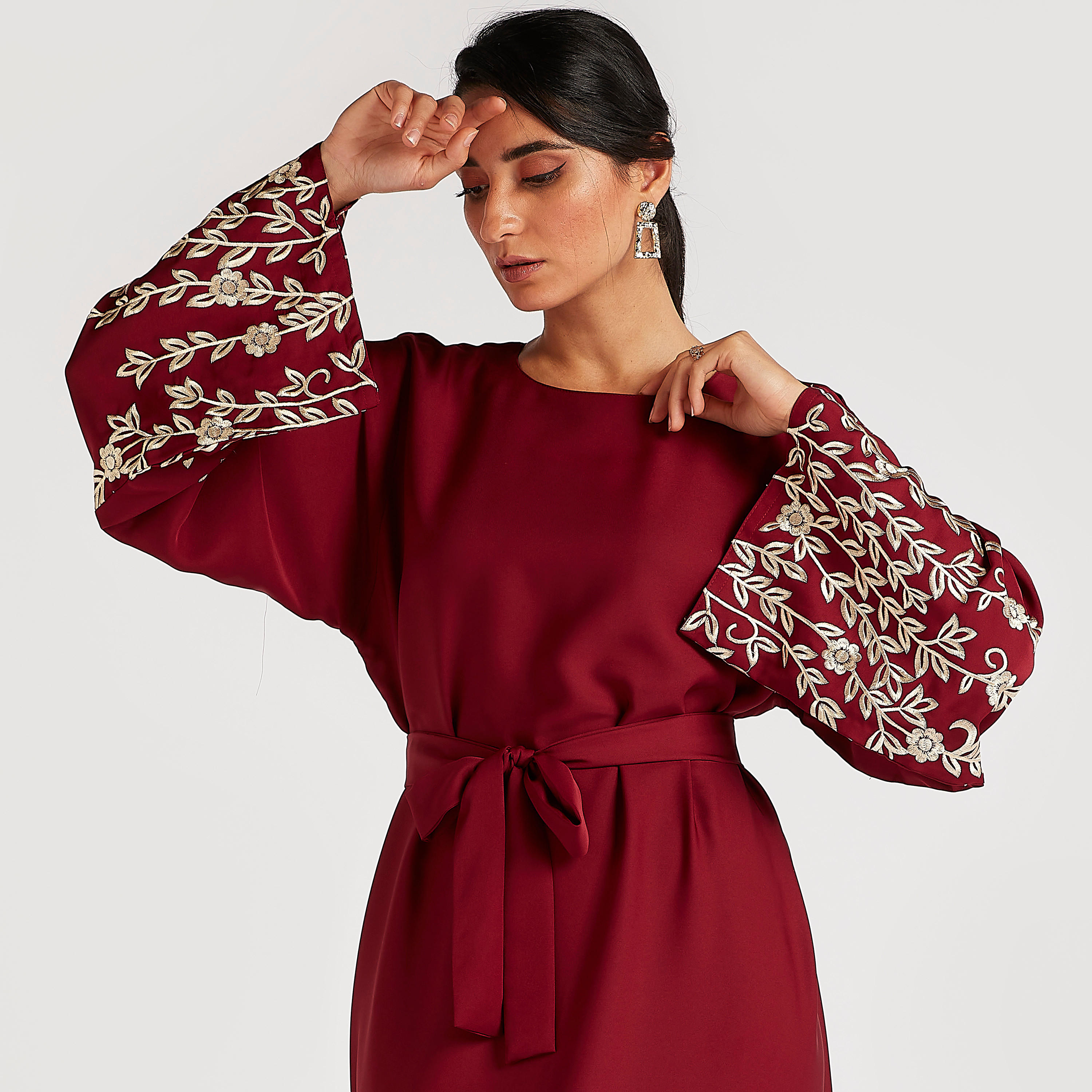 عباية إيه لاين طويلة بتفاصيل مطرّزة وأكمام طويلة من عبايات-women-arabicclothing-abayas-image-2