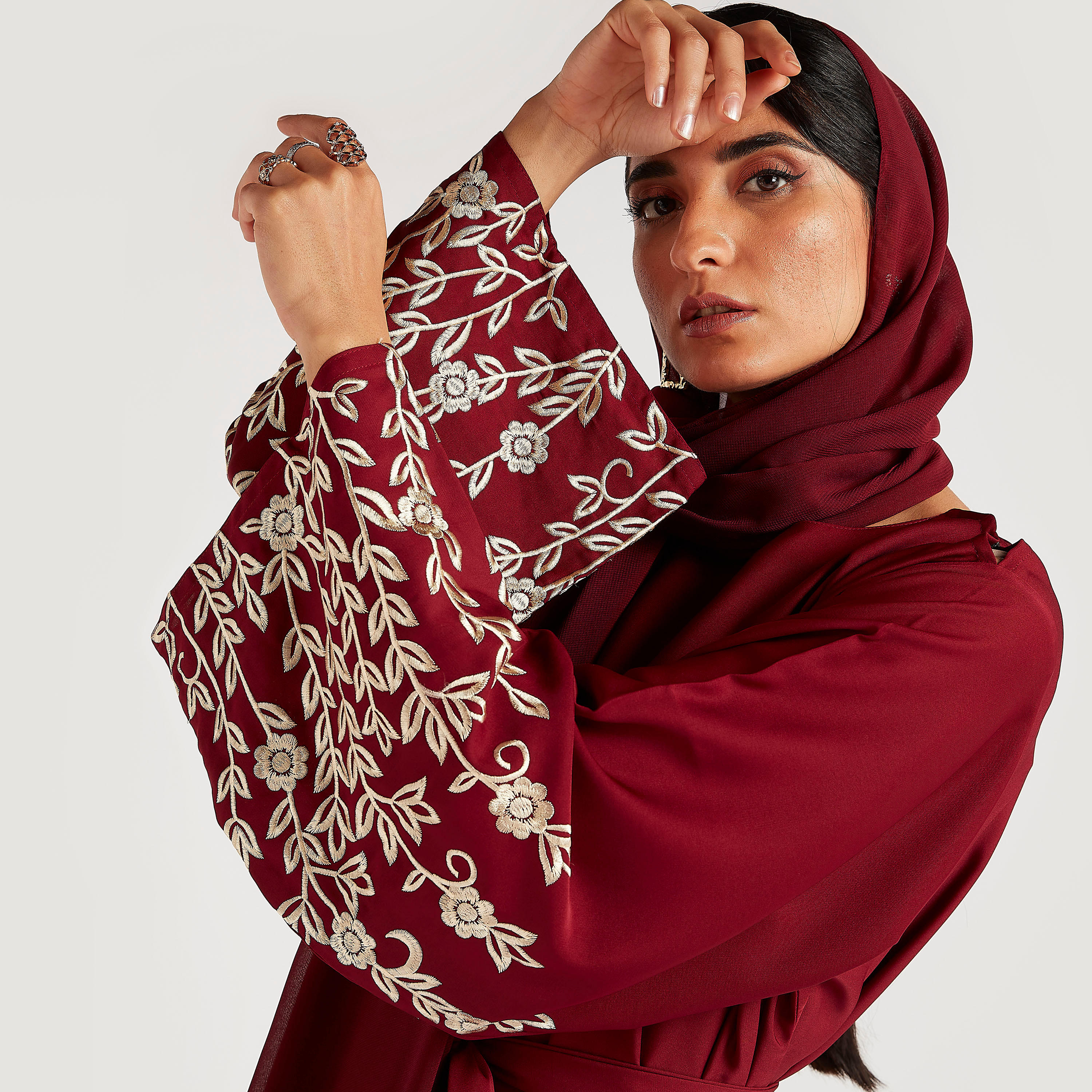 عباية إيه لاين طويلة بتفاصيل مطرّزة وأكمام طويلة من عبايات-women-arabicclothing-abayas-image-3