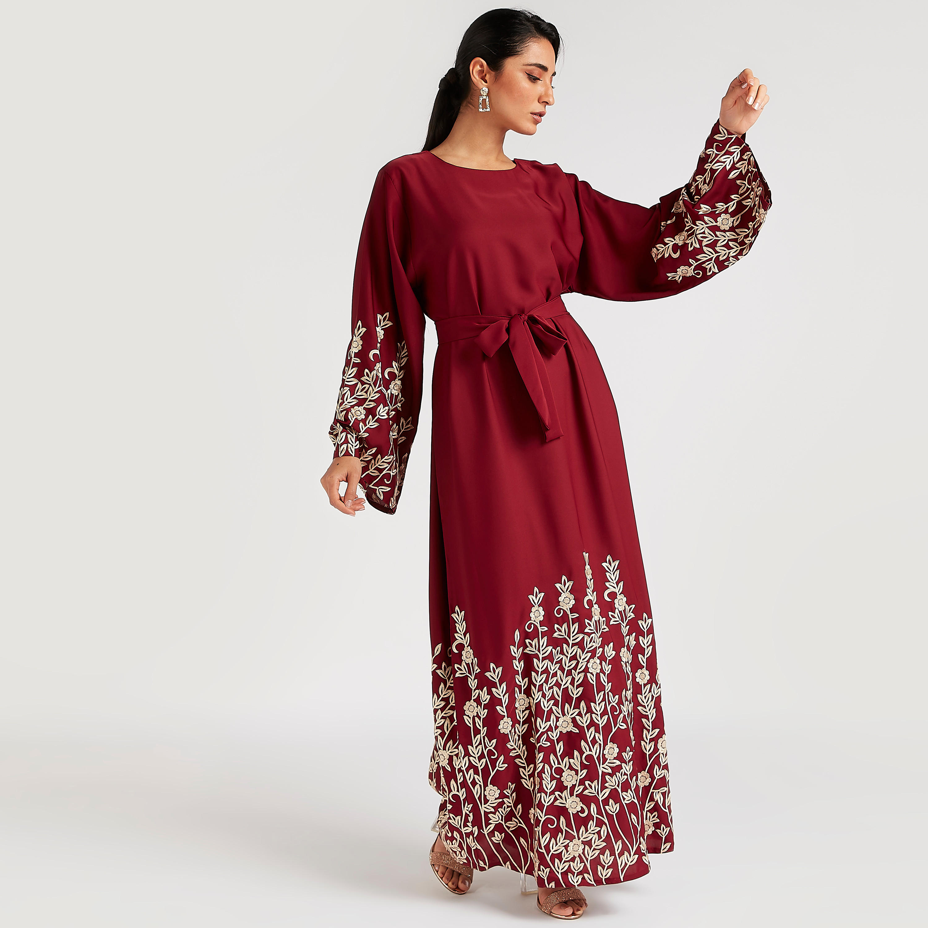 عباية إيه لاين طويلة بتفاصيل مطرّزة وأكمام طويلة من عبايات-women-arabicclothing-abayas-image-4