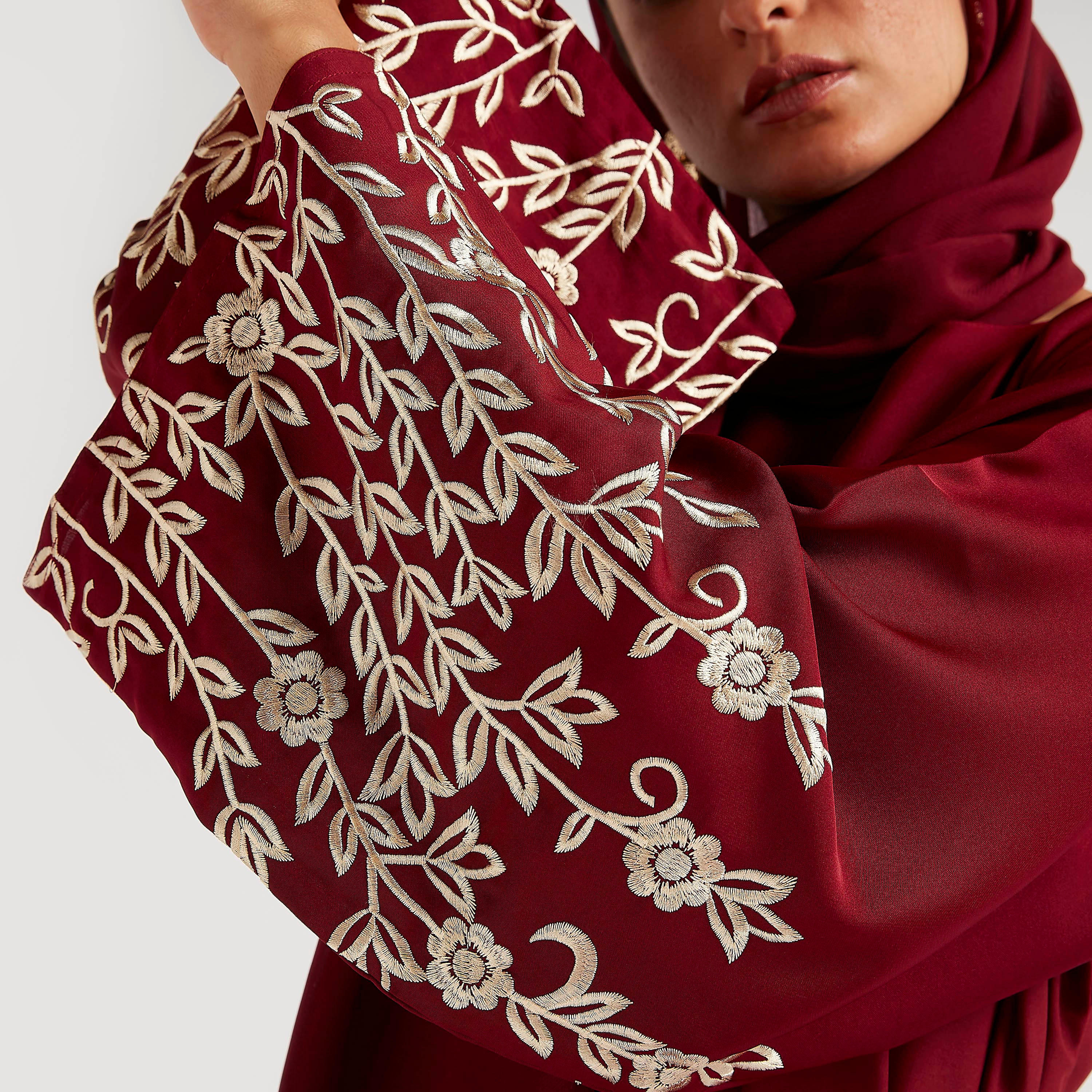 عباية إيه لاين طويلة بتفاصيل مطرّزة وأكمام طويلة من عبايات-women-arabicclothing-abayas-image-6