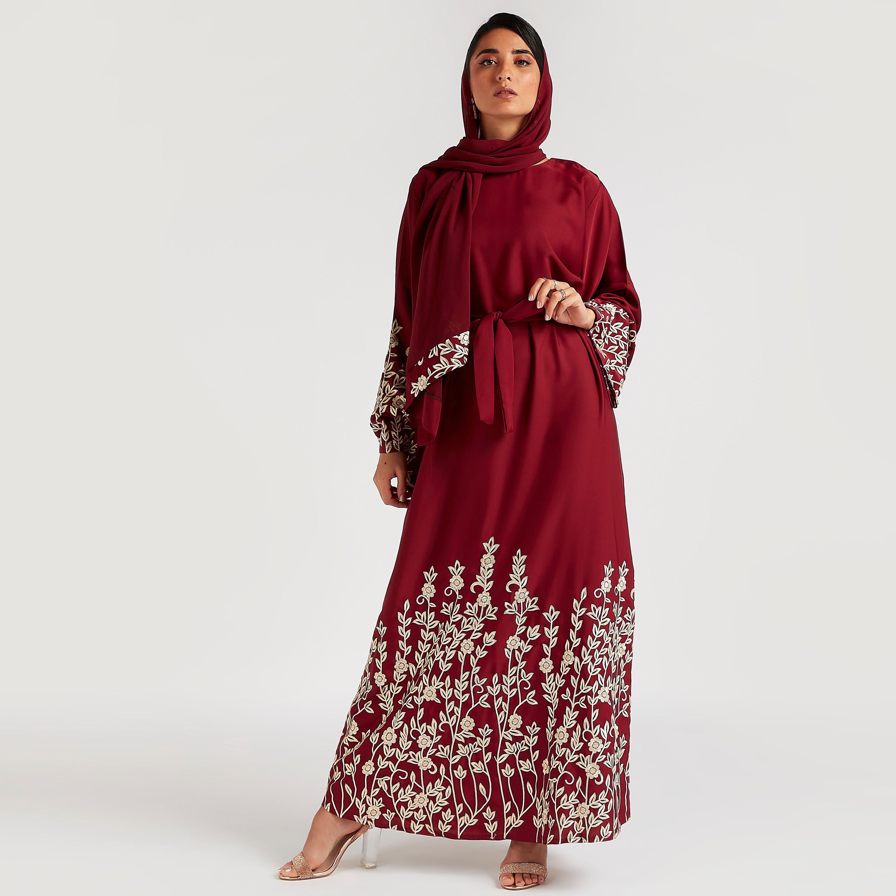 عباية إيه لاين طويلة بتفاصيل مطرّزة وأكمام طويلة من عبايات-women-arabicclothing-abayas-image-7