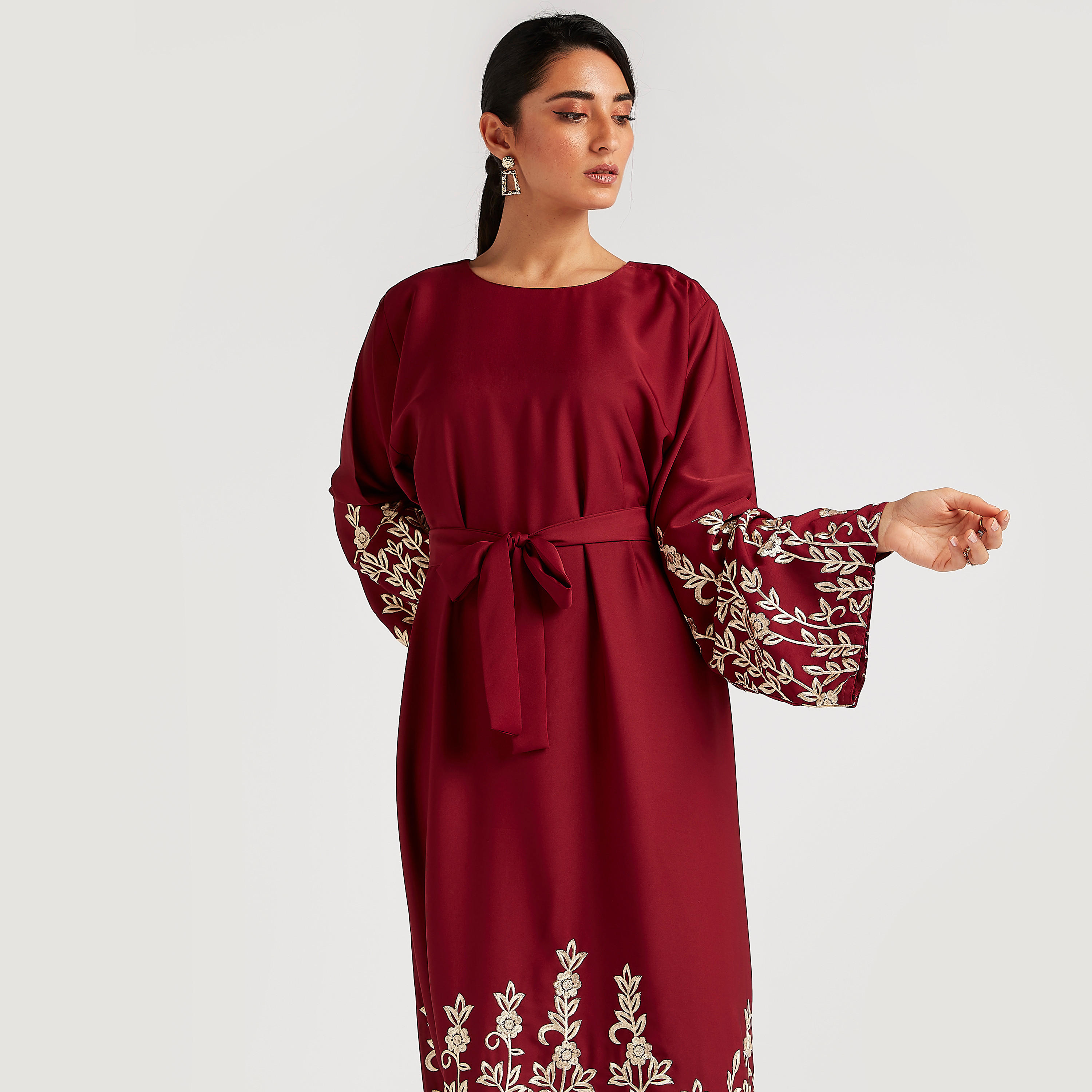 عباية إيه لاين طويلة بتفاصيل مطرّزة وأكمام طويلة من عبايات-women-arabicclothing-abayas-image-8
