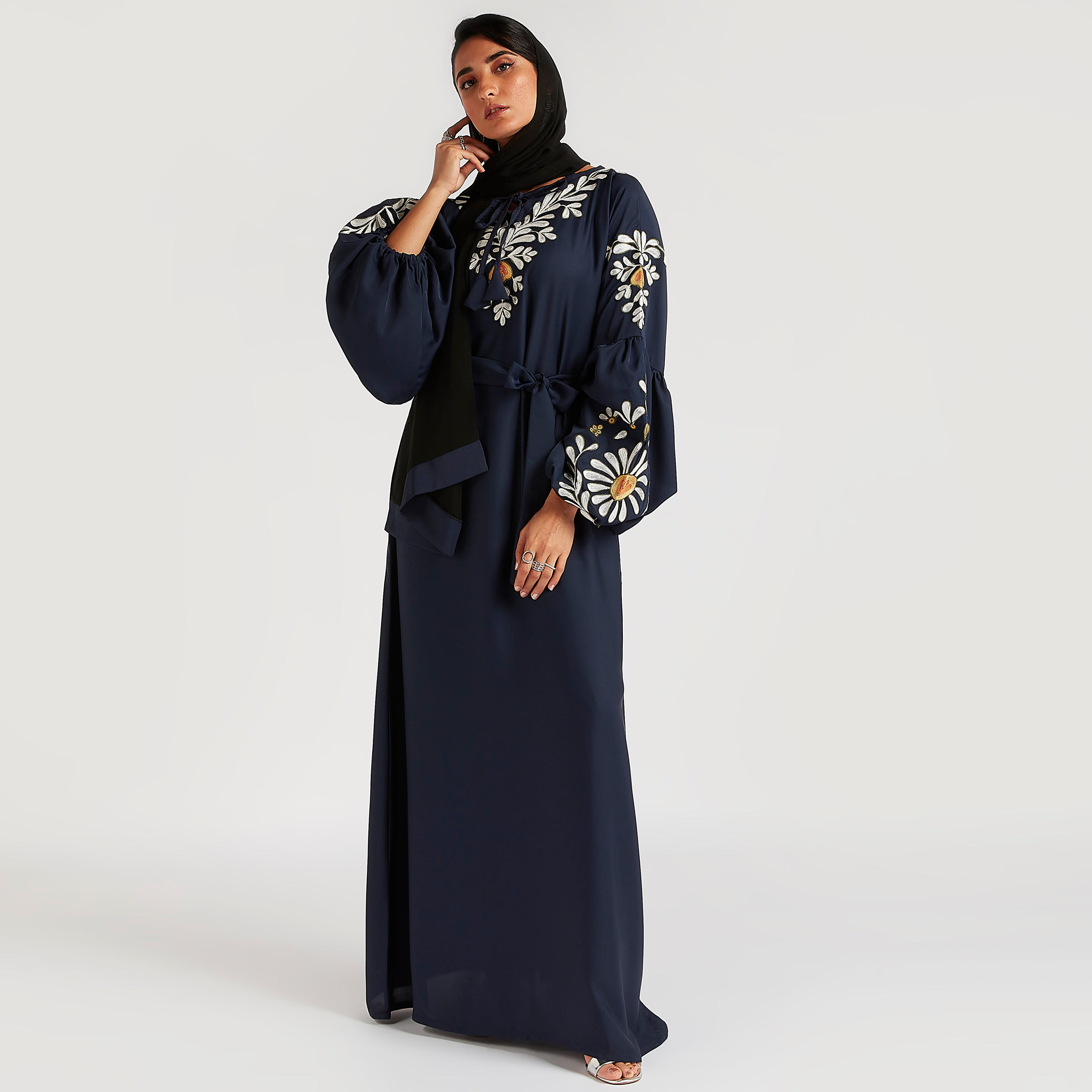 عباية إيه لاين طويلة بتفاصيل مطرّزة وأكمام طويلة من عبايات-women-arabicclothing-abayas-image-1