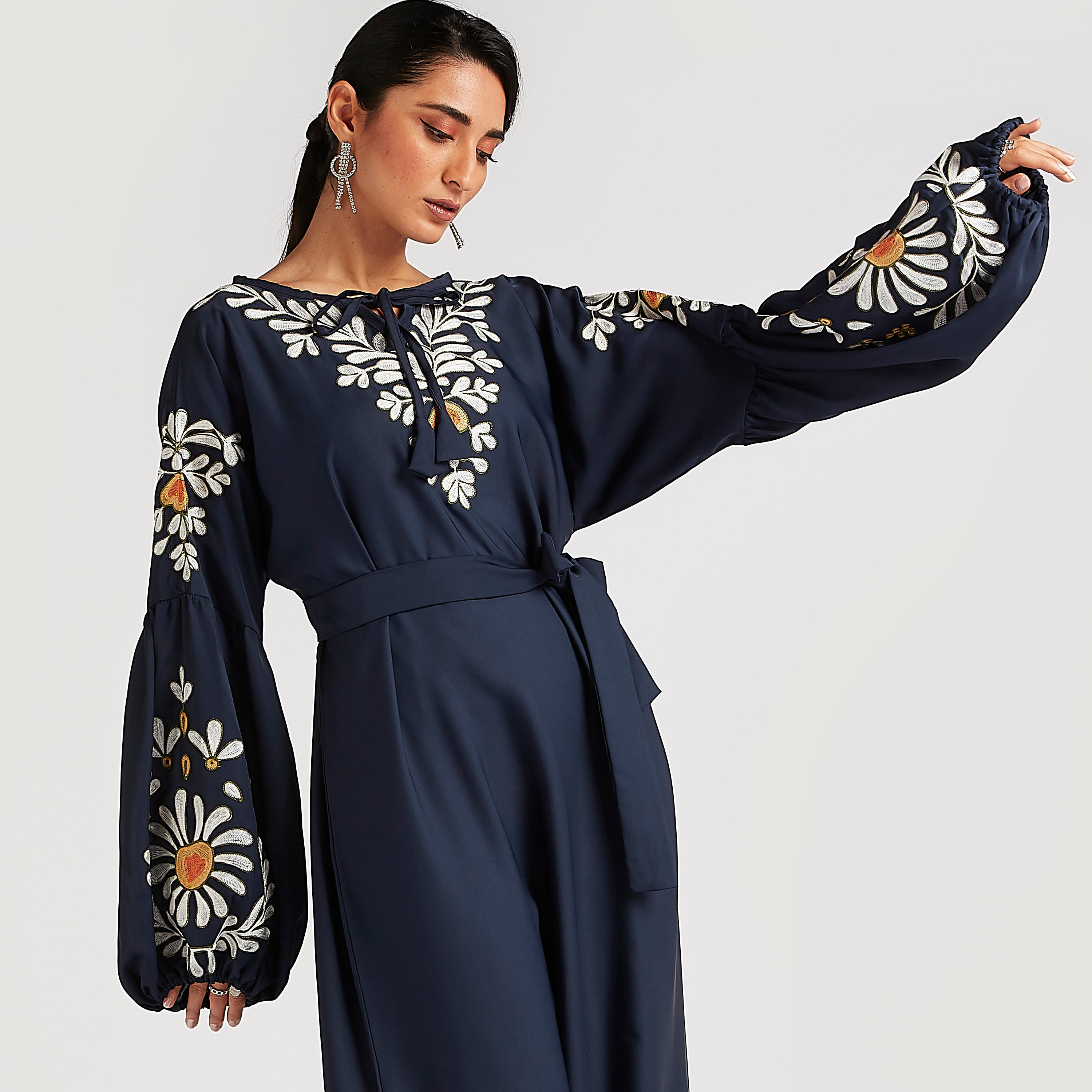 عباية إيه لاين طويلة بتفاصيل مطرّزة وأكمام طويلة من عبايات-women-arabicclothing-abayas-image-2