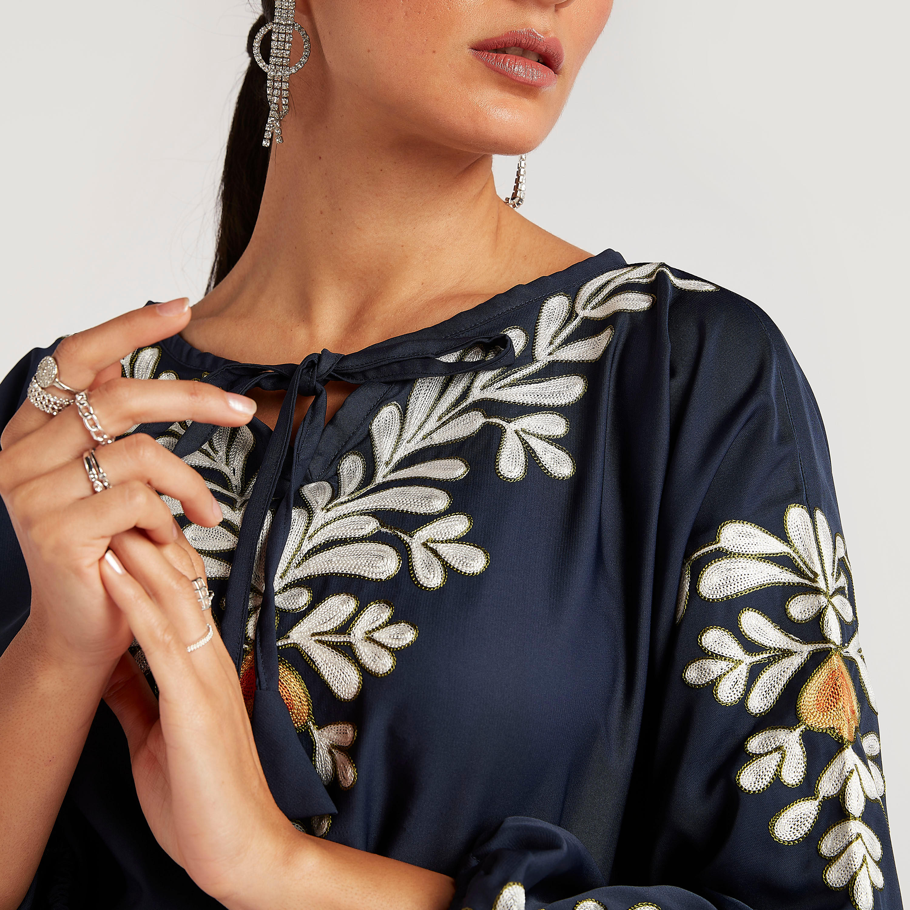 عباية إيه لاين طويلة بتفاصيل مطرّزة وأكمام طويلة من عبايات-women-arabicclothing-abayas-image-3