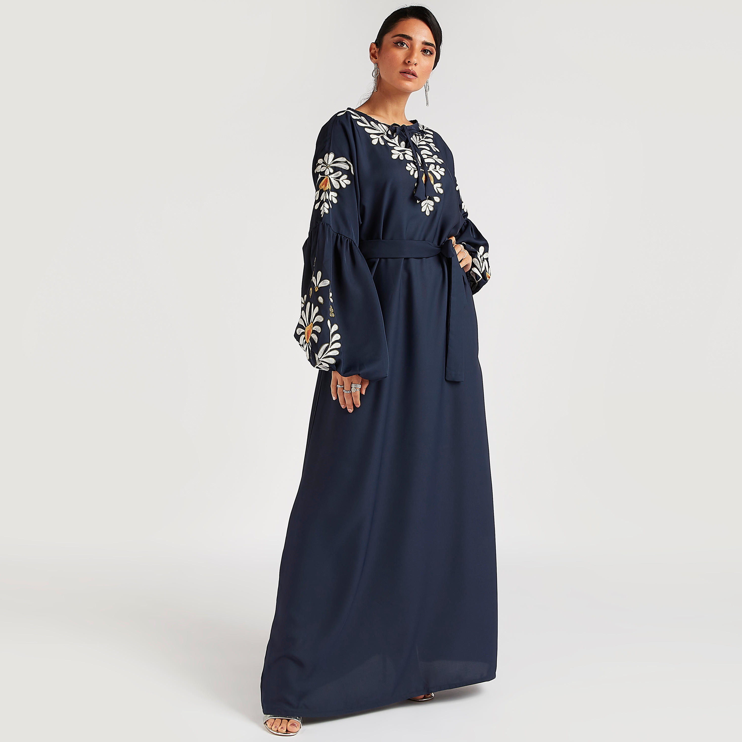 عباية إيه لاين طويلة بتفاصيل مطرّزة وأكمام طويلة من عبايات-women-arabicclothing-abayas-image-4