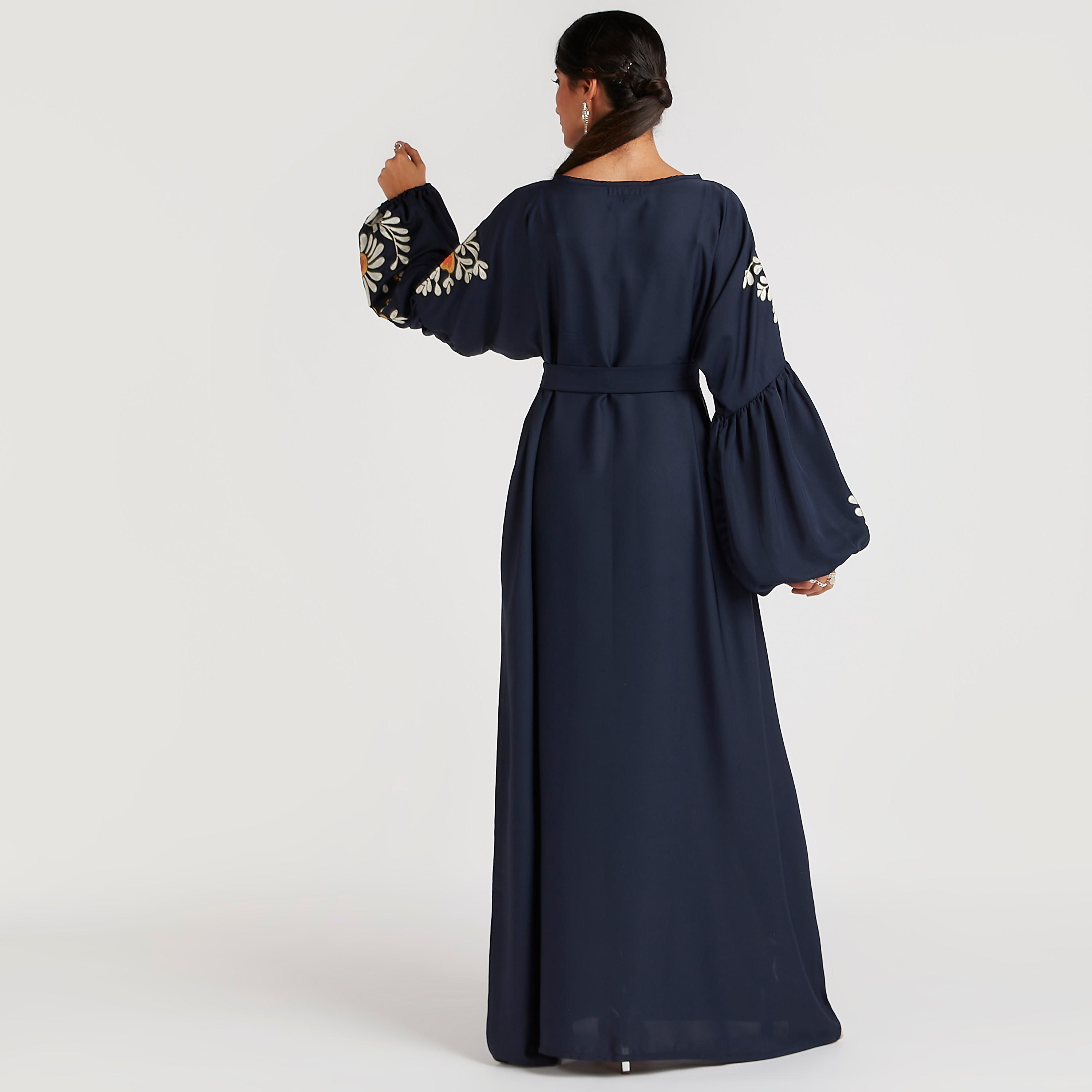 عباية إيه لاين طويلة بتفاصيل مطرّزة وأكمام طويلة من عبايات-women-arabicclothing-abayas-image-5