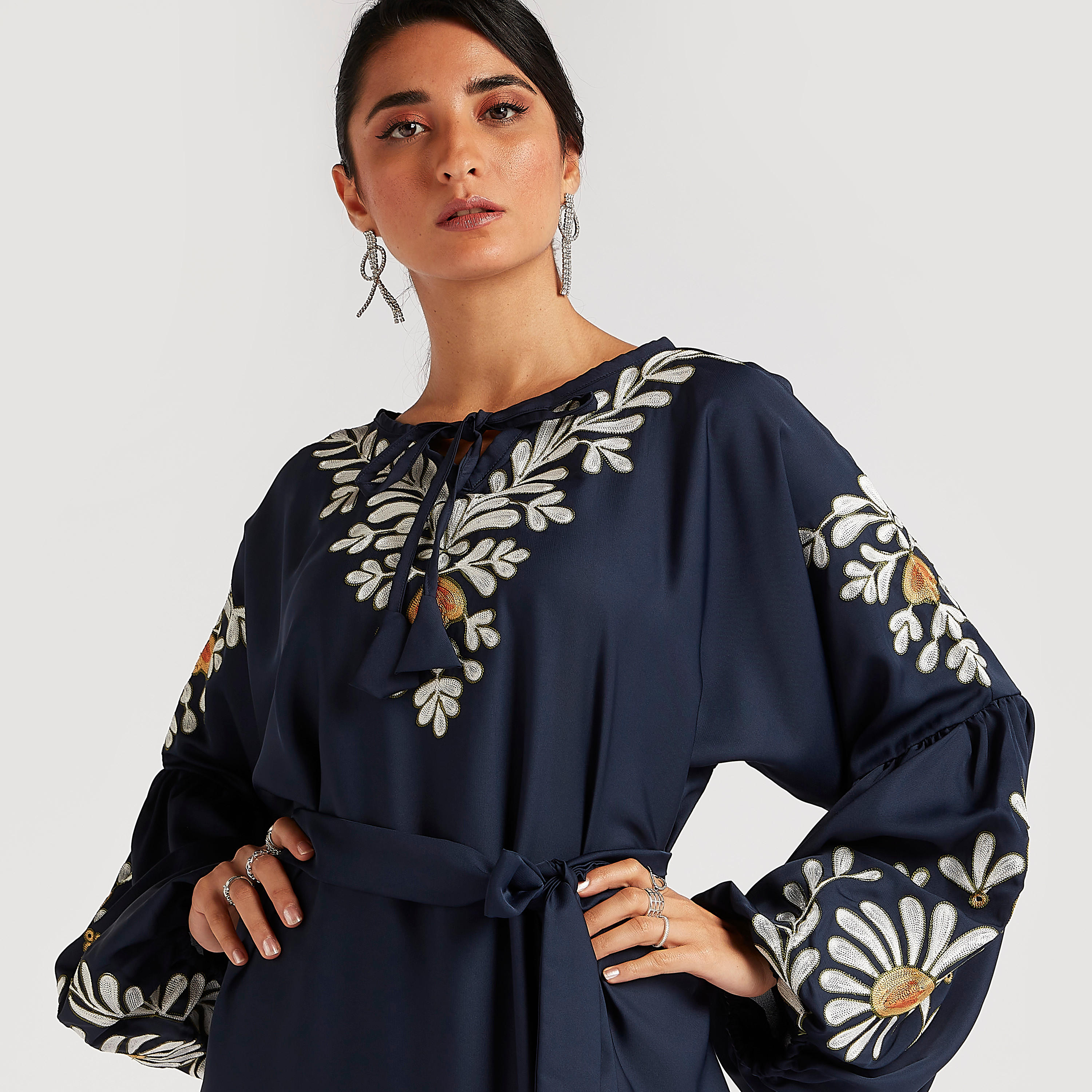 عباية إيه لاين طويلة بتفاصيل مطرّزة وأكمام طويلة من عبايات-women-arabicclothing-abayas-image-6