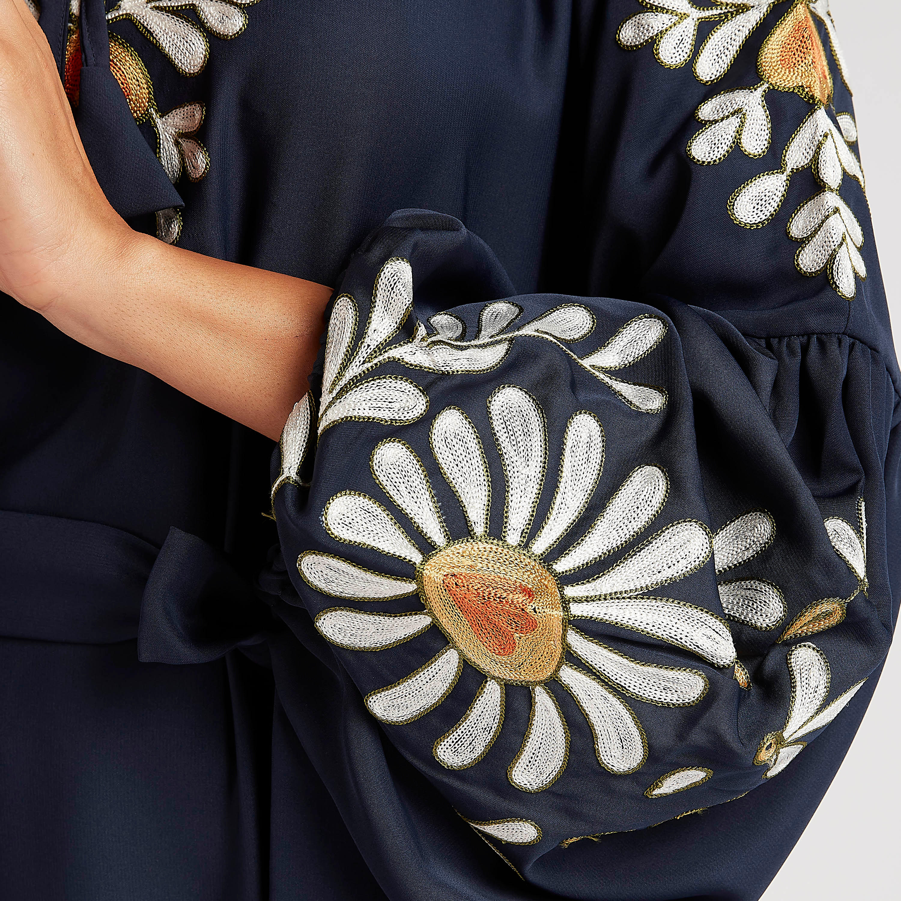 عباية إيه لاين طويلة بتفاصيل مطرّزة وأكمام طويلة من عبايات-women-arabicclothing-abayas-image-7