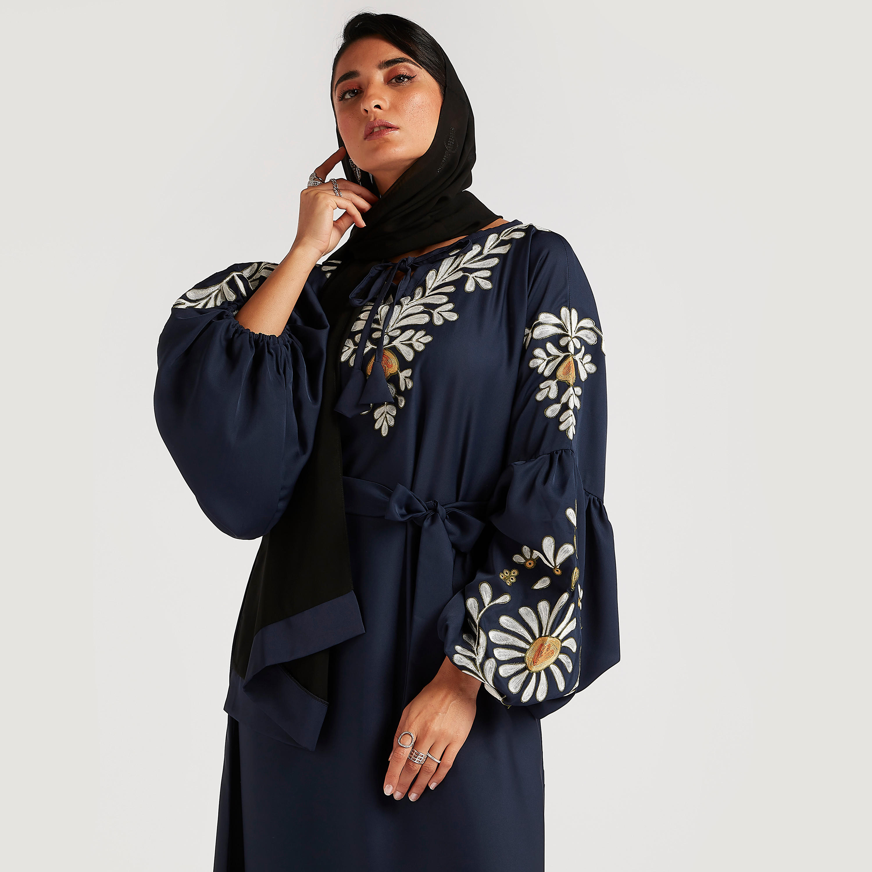 عباية إيه لاين طويلة بتفاصيل مطرّزة وأكمام طويلة من عبايات-women-arabicclothing-abayas-image-8