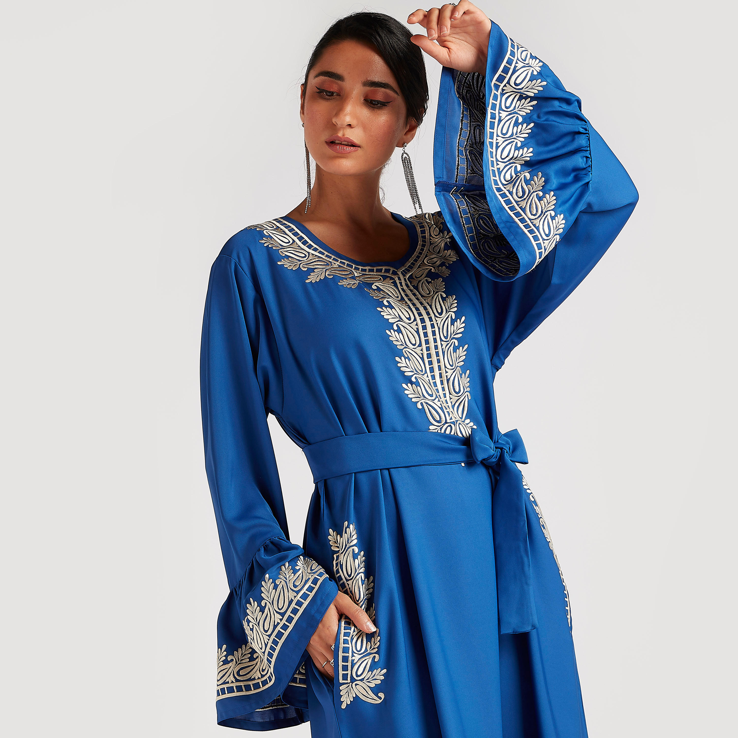 عباية مطرزة بجيوب وحزام بأربطة-women-arabicclothing-abayas-image-2