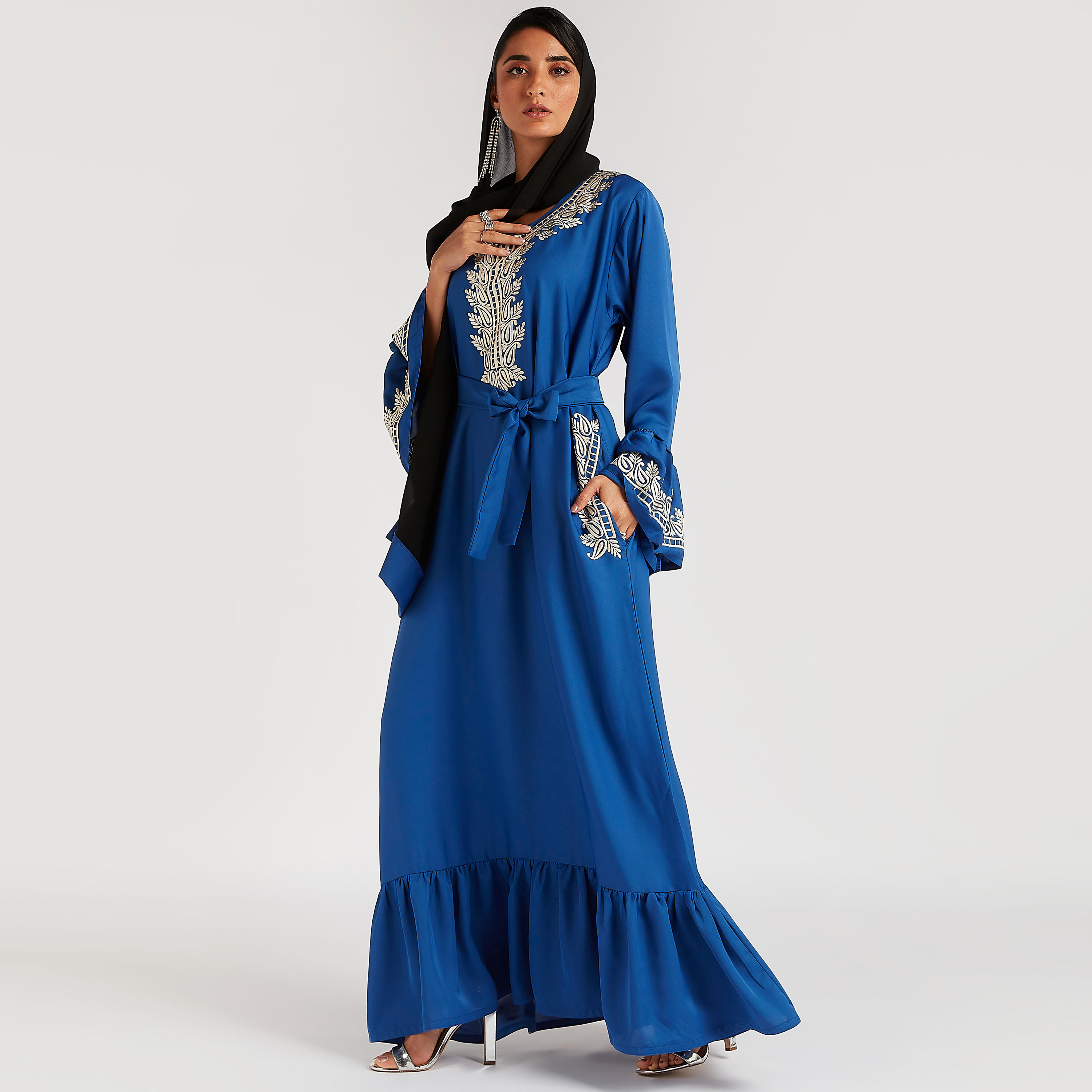 عباية مطرزة بجيوب وحزام بأربطة-women-arabicclothing-abayas-image-3