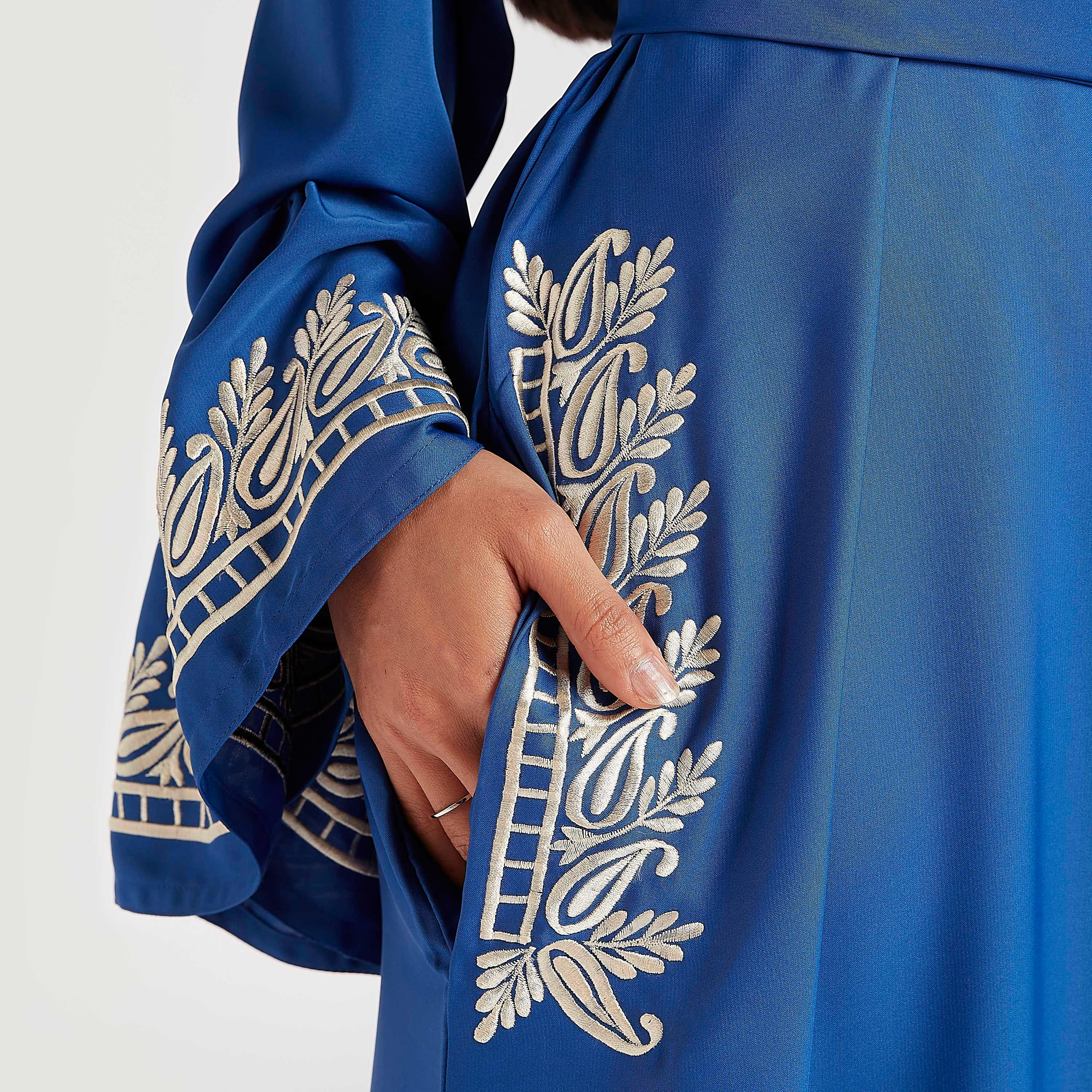 عباية مطرزة بجيوب وحزام بأربطة-women-arabicclothing-abayas-image-4
