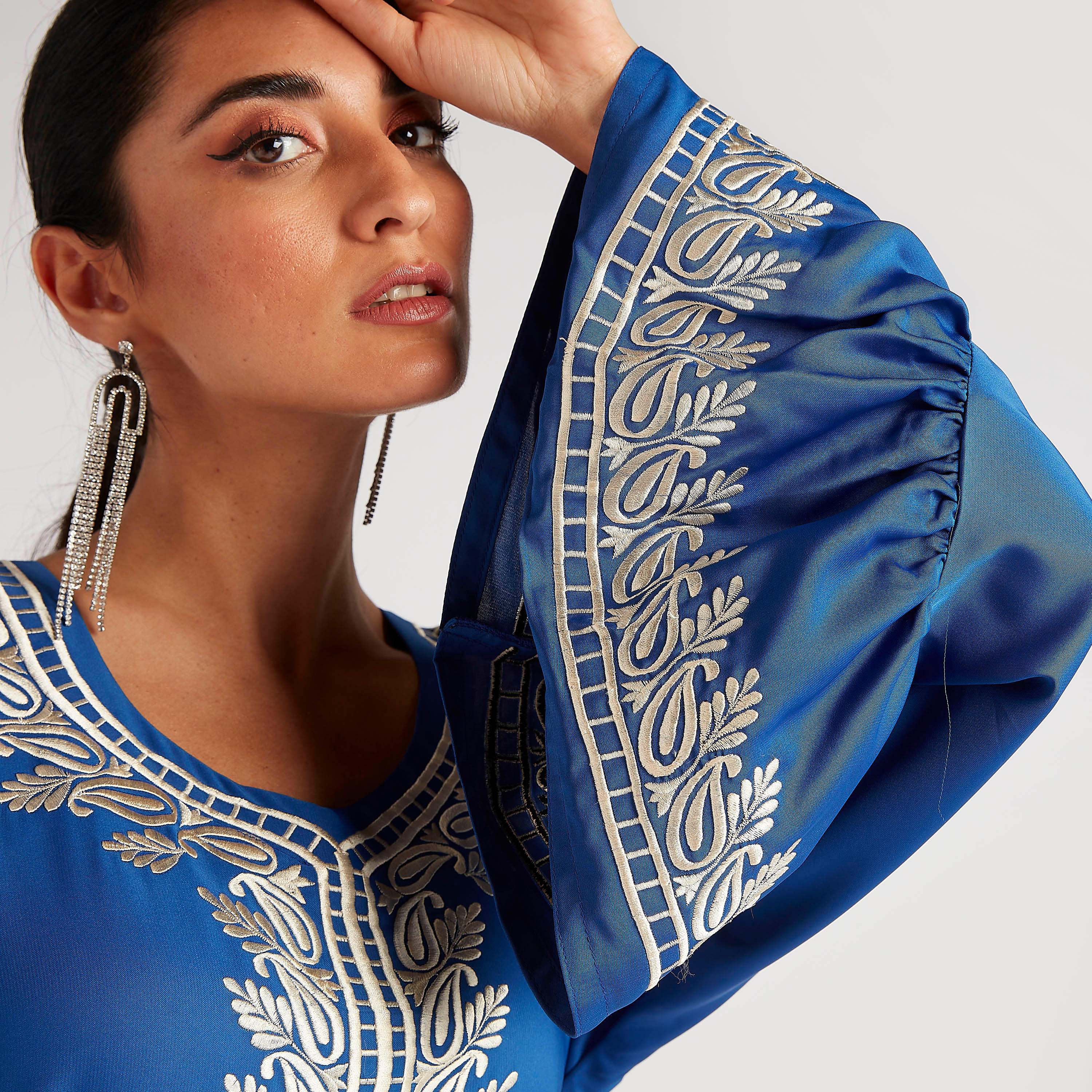 عباية مطرزة بجيوب وحزام بأربطة-women-arabicclothing-abayas-image-6