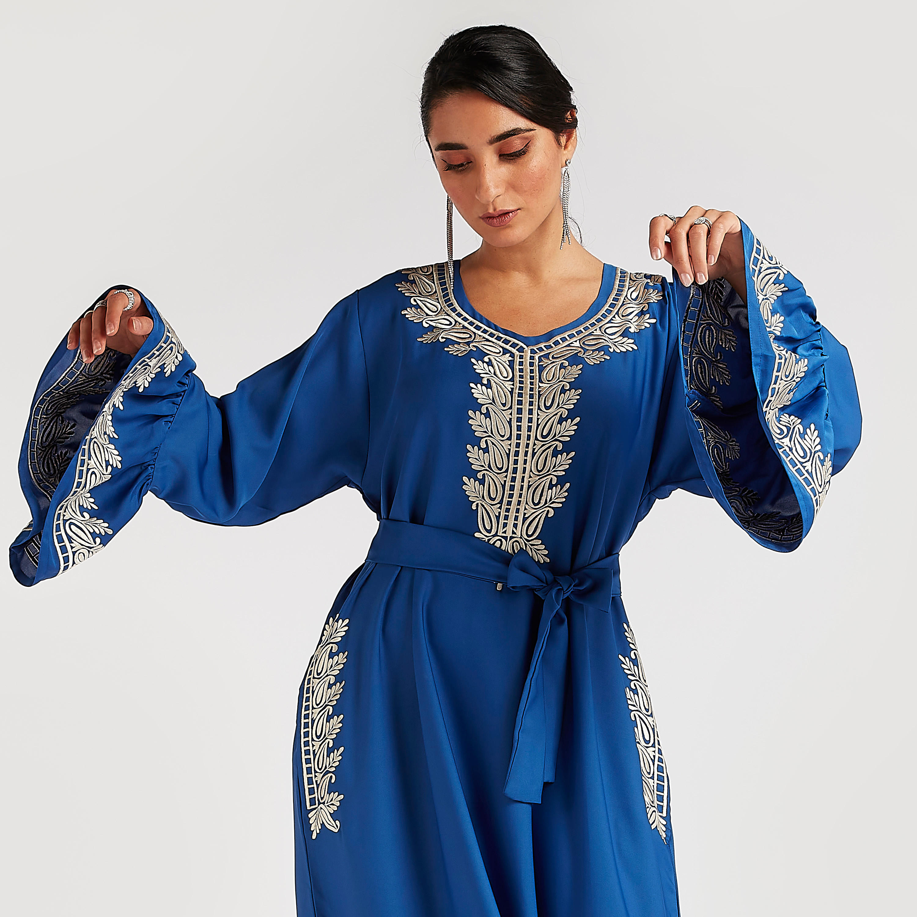 عباية مطرزة بجيوب وحزام بأربطة-women-arabicclothing-abayas-image-7