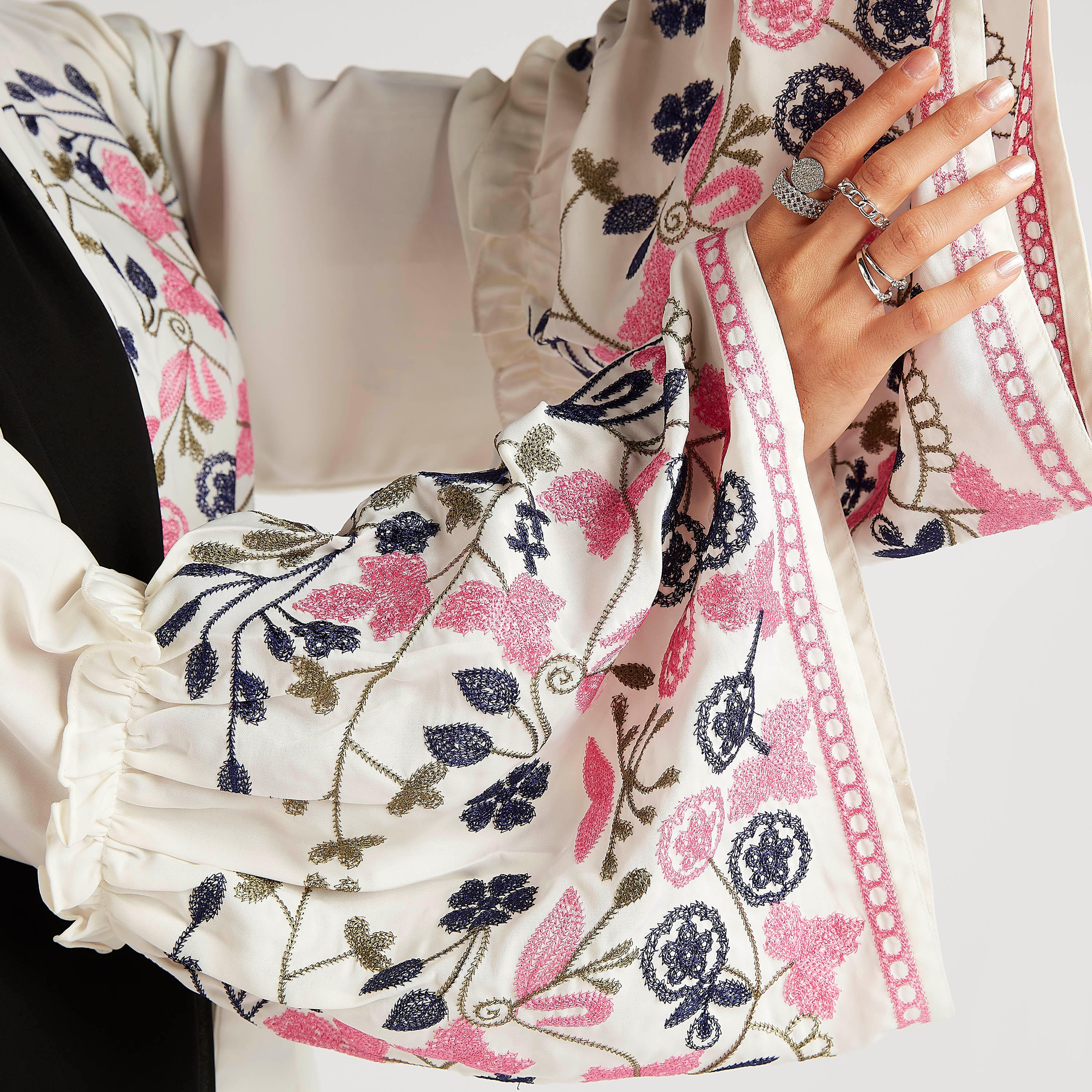 عباية مطرزة بالازهار بأكمام واسعة وحزام رباط من عبايات-women-arabicclothing-abayas-image-2