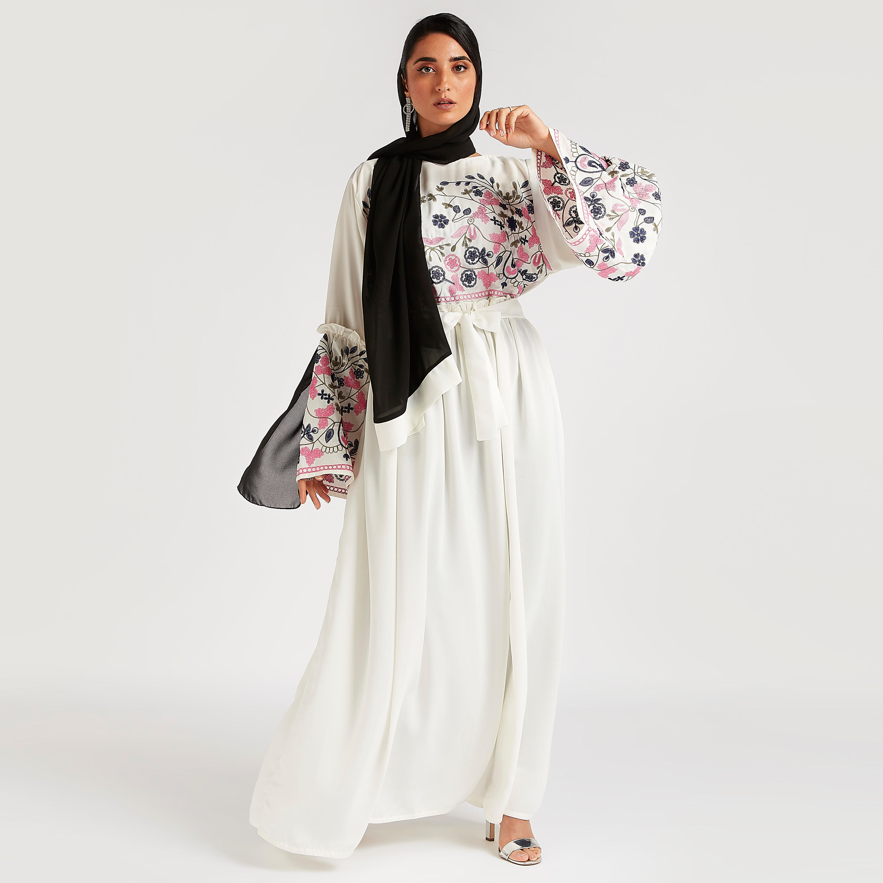 عباية مطرزة بالازهار بأكمام واسعة وحزام رباط من عبايات-women-arabicclothing-abayas-image-1