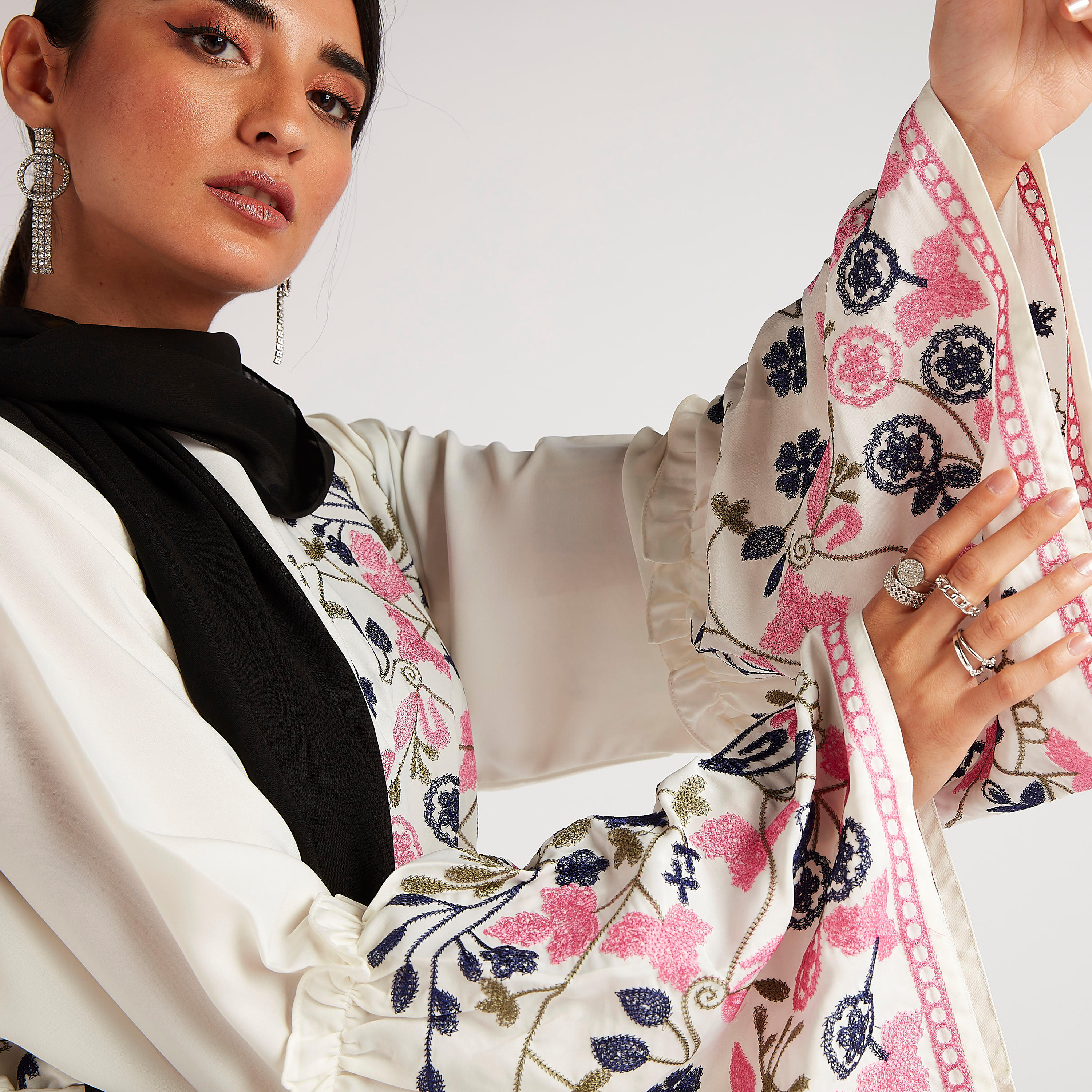 عباية مطرزة بالازهار بأكمام واسعة وحزام رباط من عبايات-women-arabicclothing-abayas-image-3
