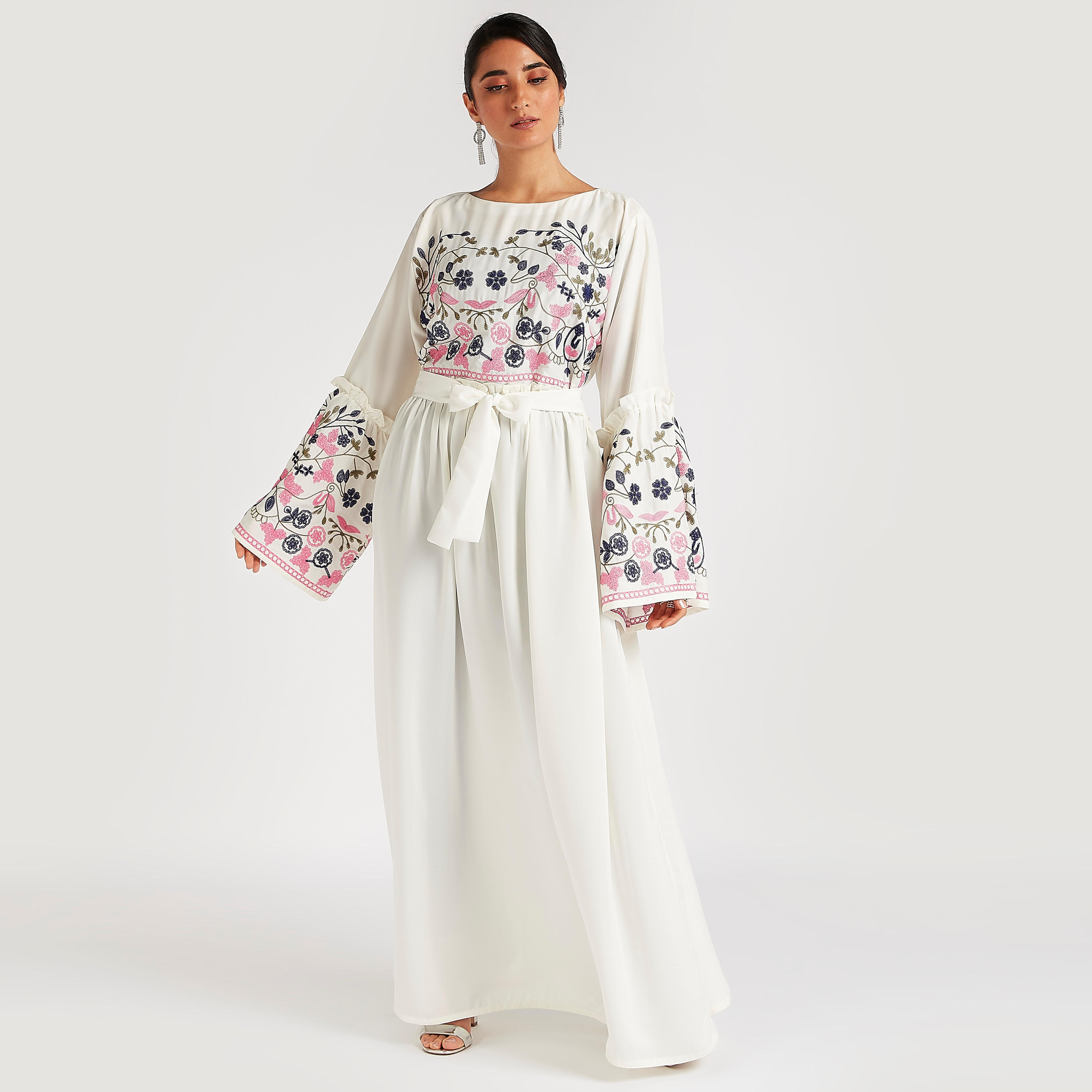 عباية مطرزة بالازهار بأكمام واسعة وحزام رباط من عبايات-women-arabicclothing-abayas-image-4