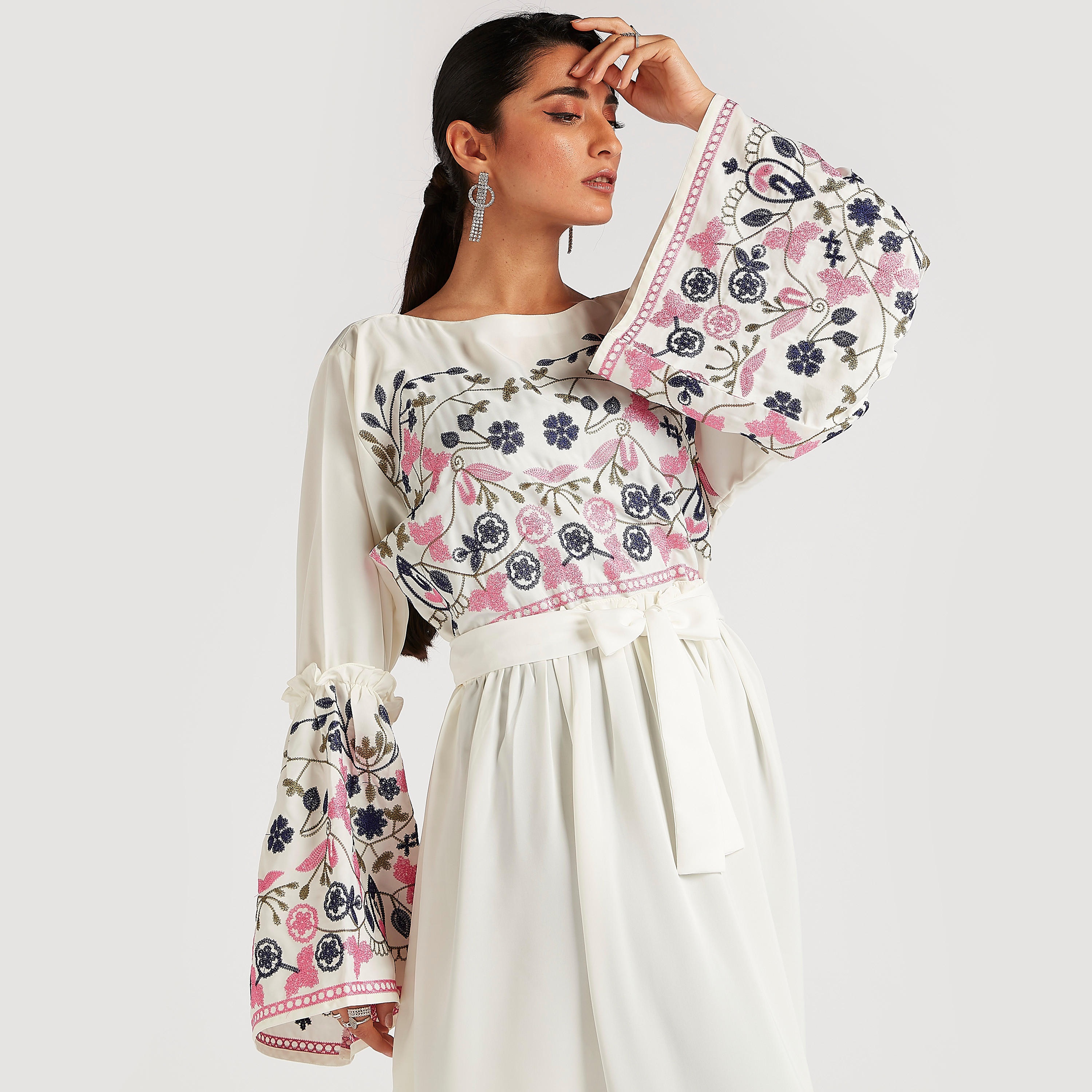 عباية مطرزة بالازهار بأكمام واسعة وحزام رباط من عبايات-women-arabicclothing-abayas-image-5