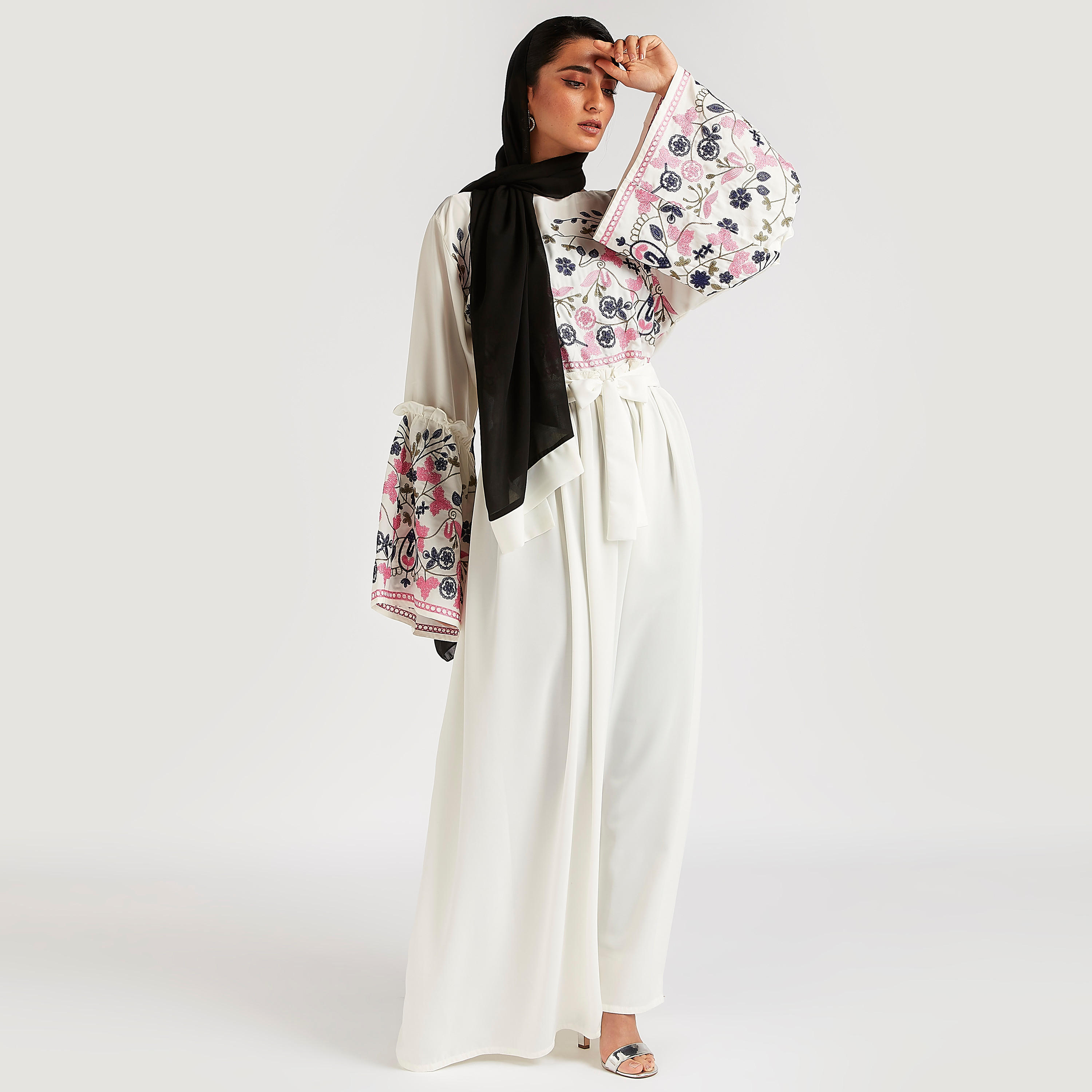 عباية مطرزة بالازهار بأكمام واسعة وحزام رباط من عبايات-women-arabicclothing-abayas-image-6