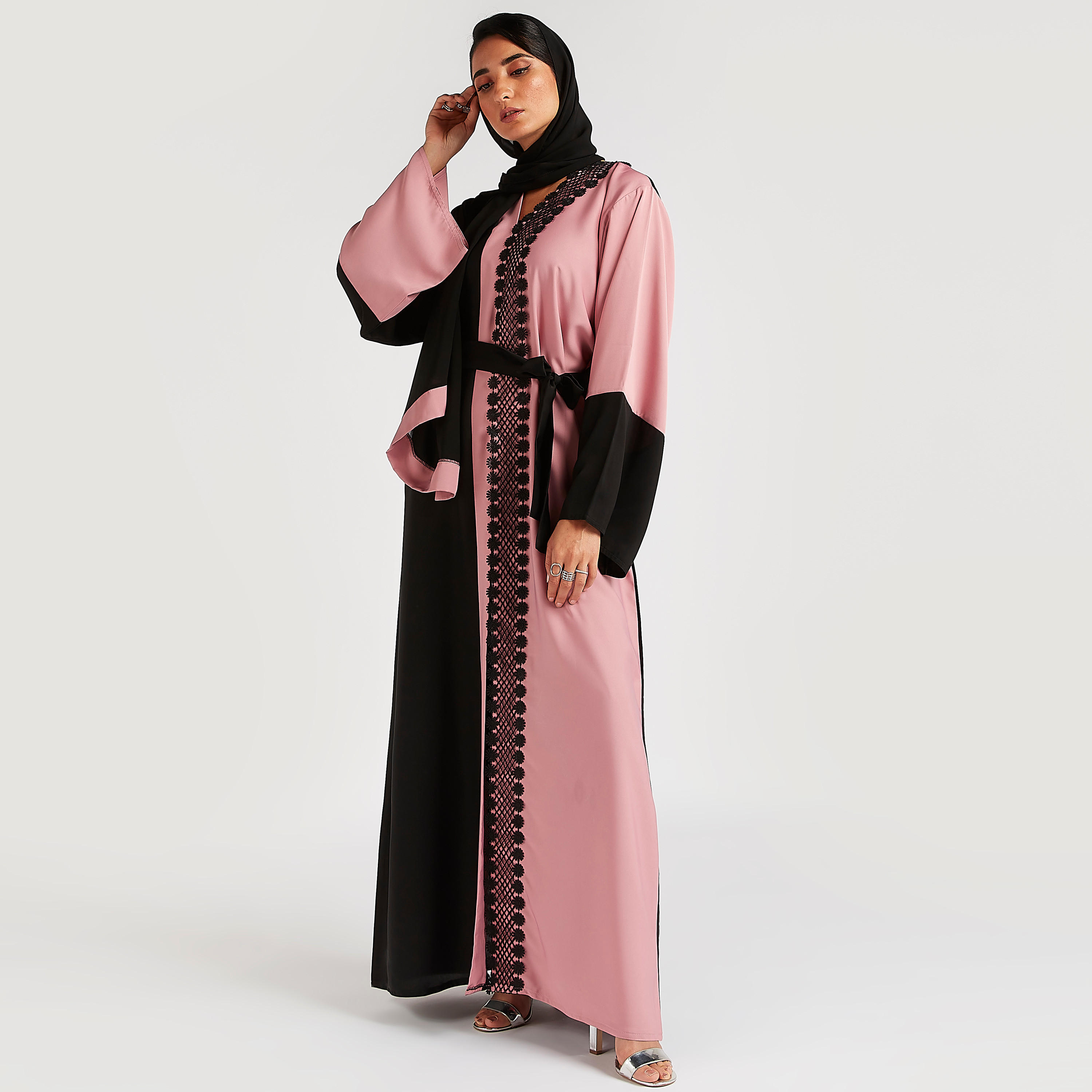 عباية مزينة بالدانتيل مع ياقة على شكل V وحزام رباط-women-arabicclothing-abayas-image-1