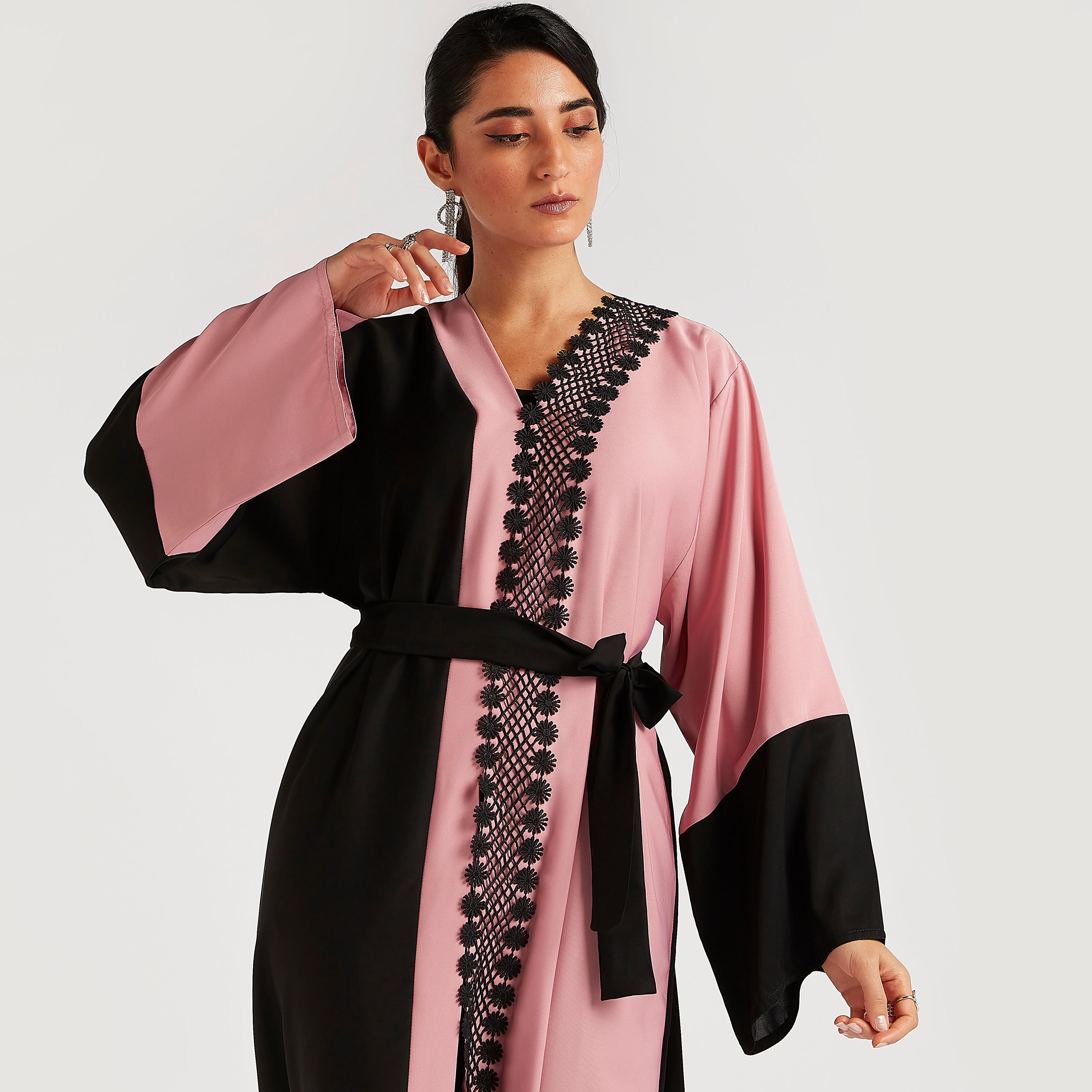 عباية مزينة بالدانتيل مع ياقة على شكل V وحزام رباط-women-arabicclothing-abayas-image-2