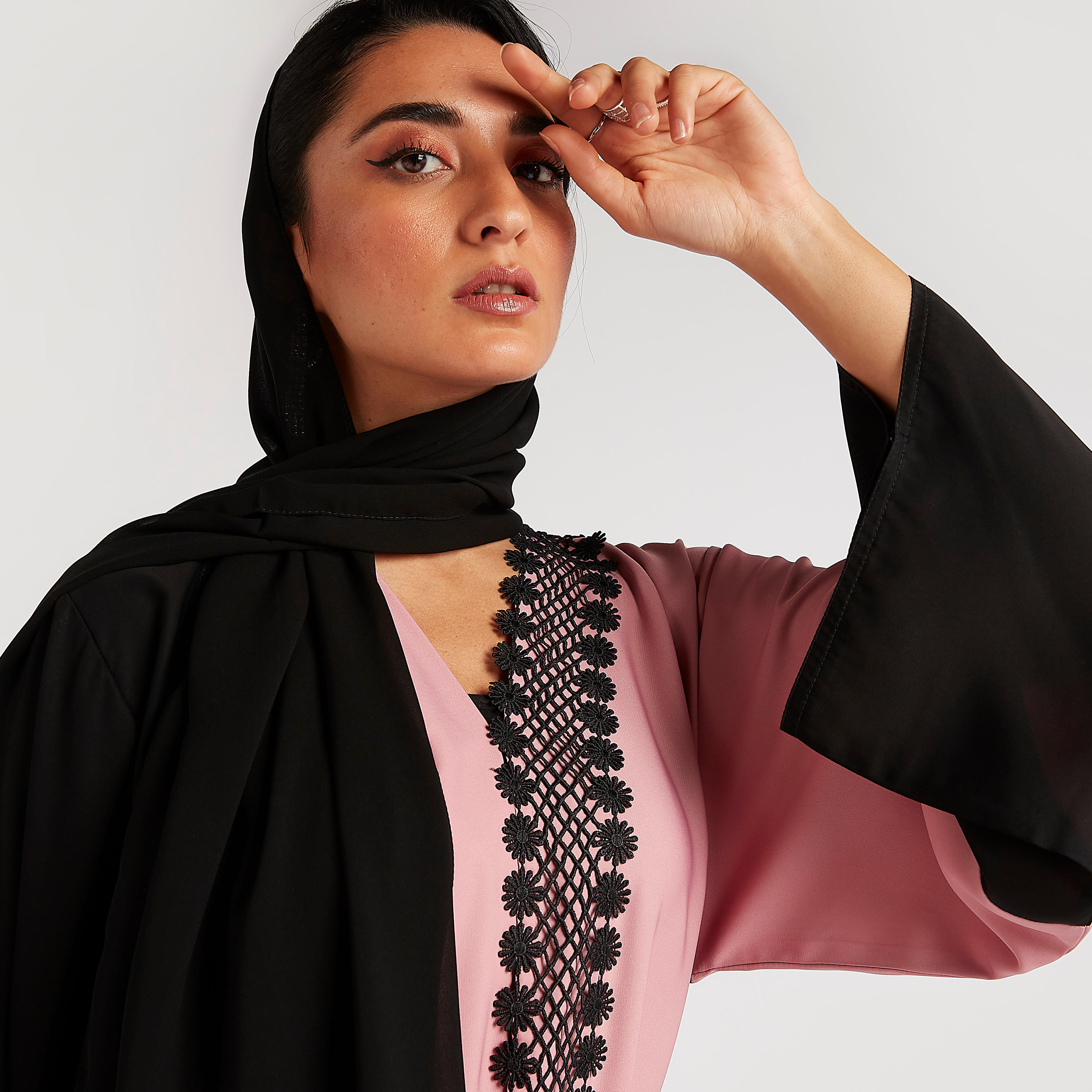 عباية مزينة بالدانتيل مع ياقة على شكل V وحزام رباط-women-arabicclothing-abayas-image-3