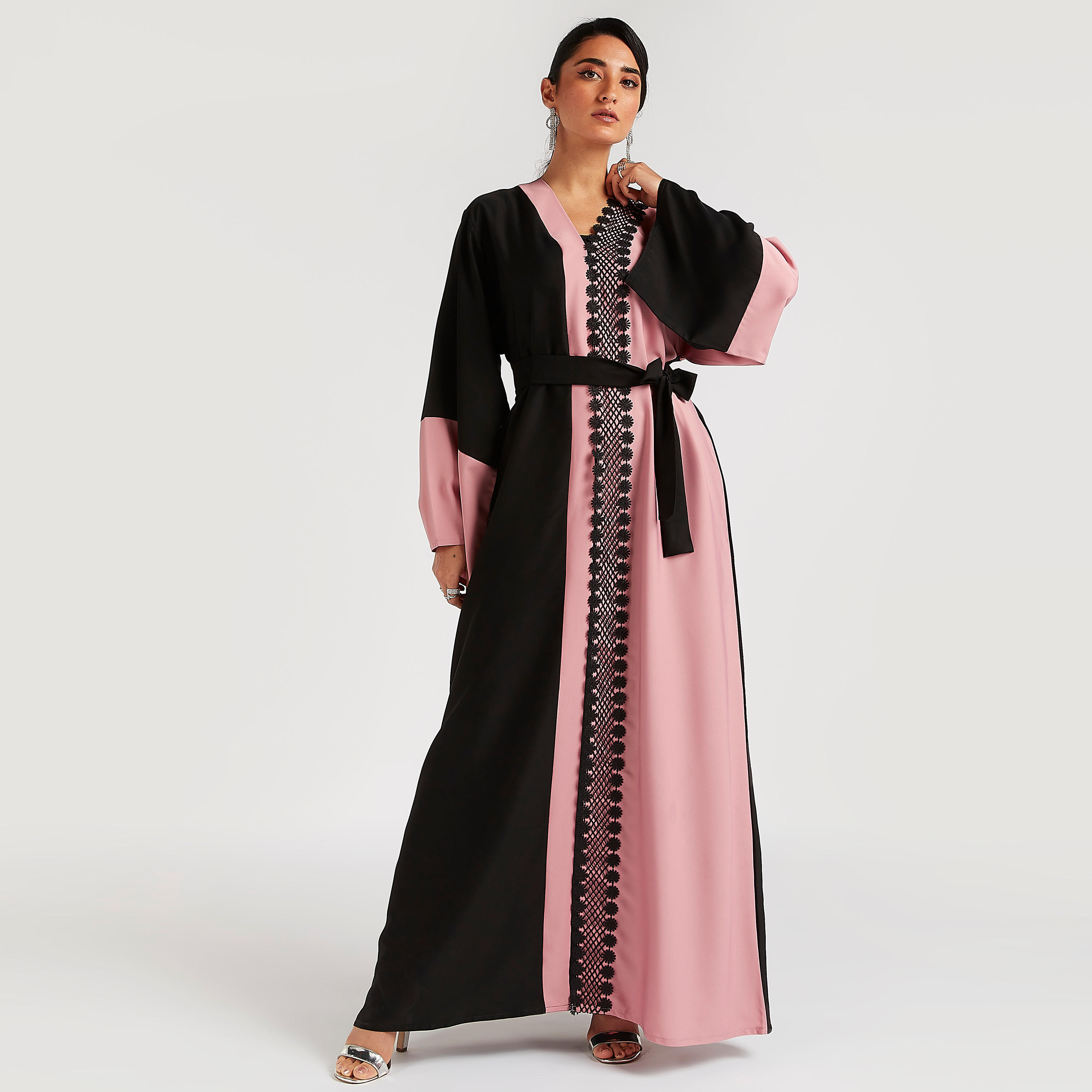 عباية مزينة بالدانتيل مع ياقة على شكل V وحزام رباط-women-arabicclothing-abayas-image-4